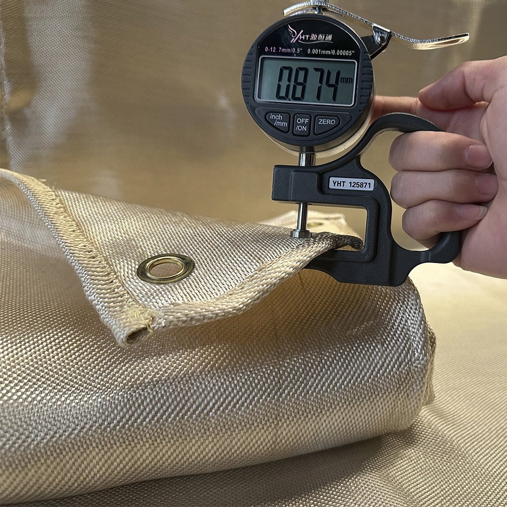China Factory Heat Insulation 0.8mm Ht800 Fiberglass Fabric Rolls for Welding