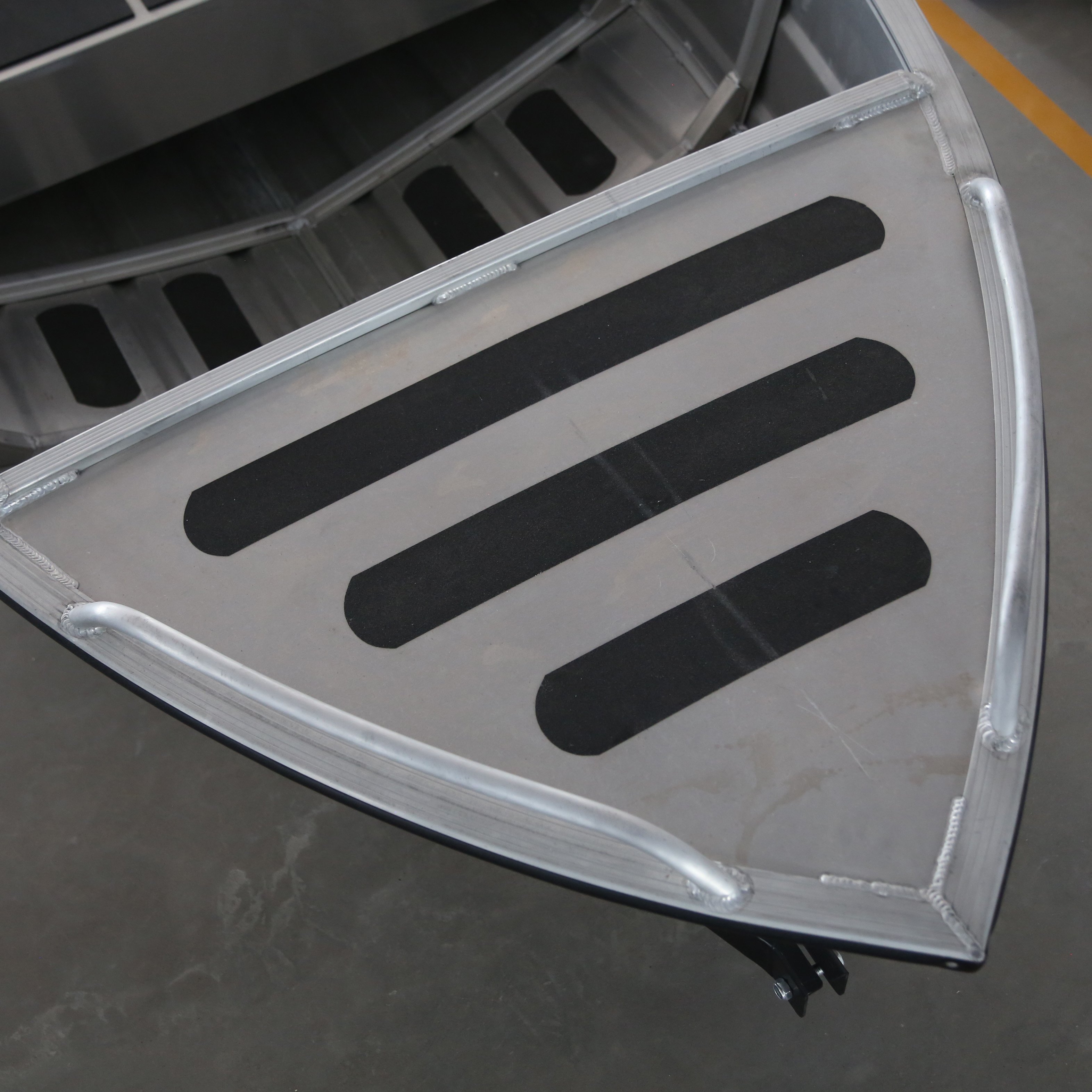 2025 New High Quality Aluminum Hull Aluminum Fishing Boats With Big Storage Space Rowing Skiff