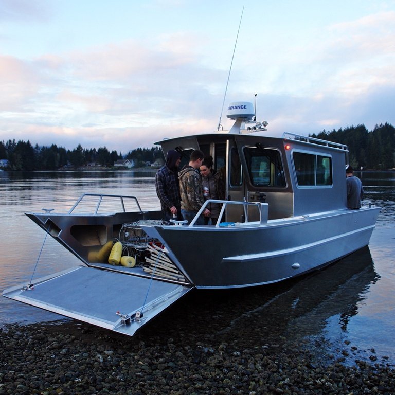 Best 7.9m Aluminum Cabin Fishing Boat New Center Console Landing Craft for Lake Passenger and Cargo Outboard Engine Transport