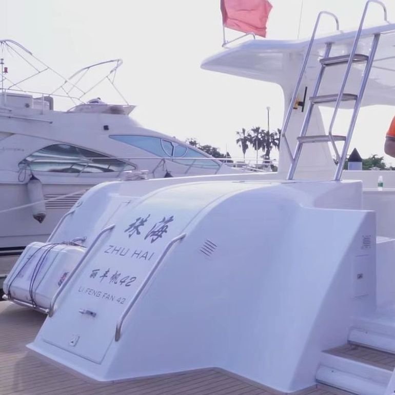 Customized Luxury Aluminum Sport Yacht Deck Boat for Sale for Fishing Surfing Electric With Outboard Engine Included