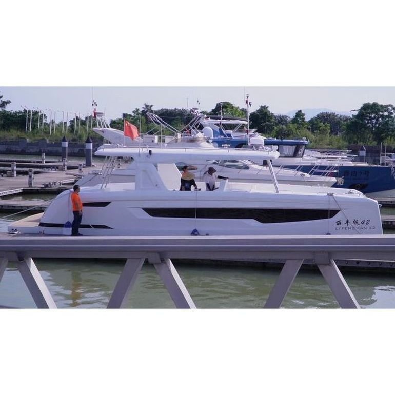 Customized Luxury Aluminum Sport Yacht Deck Boat for Sale for Fishing Surfing Electric With Outboard Engine Included
