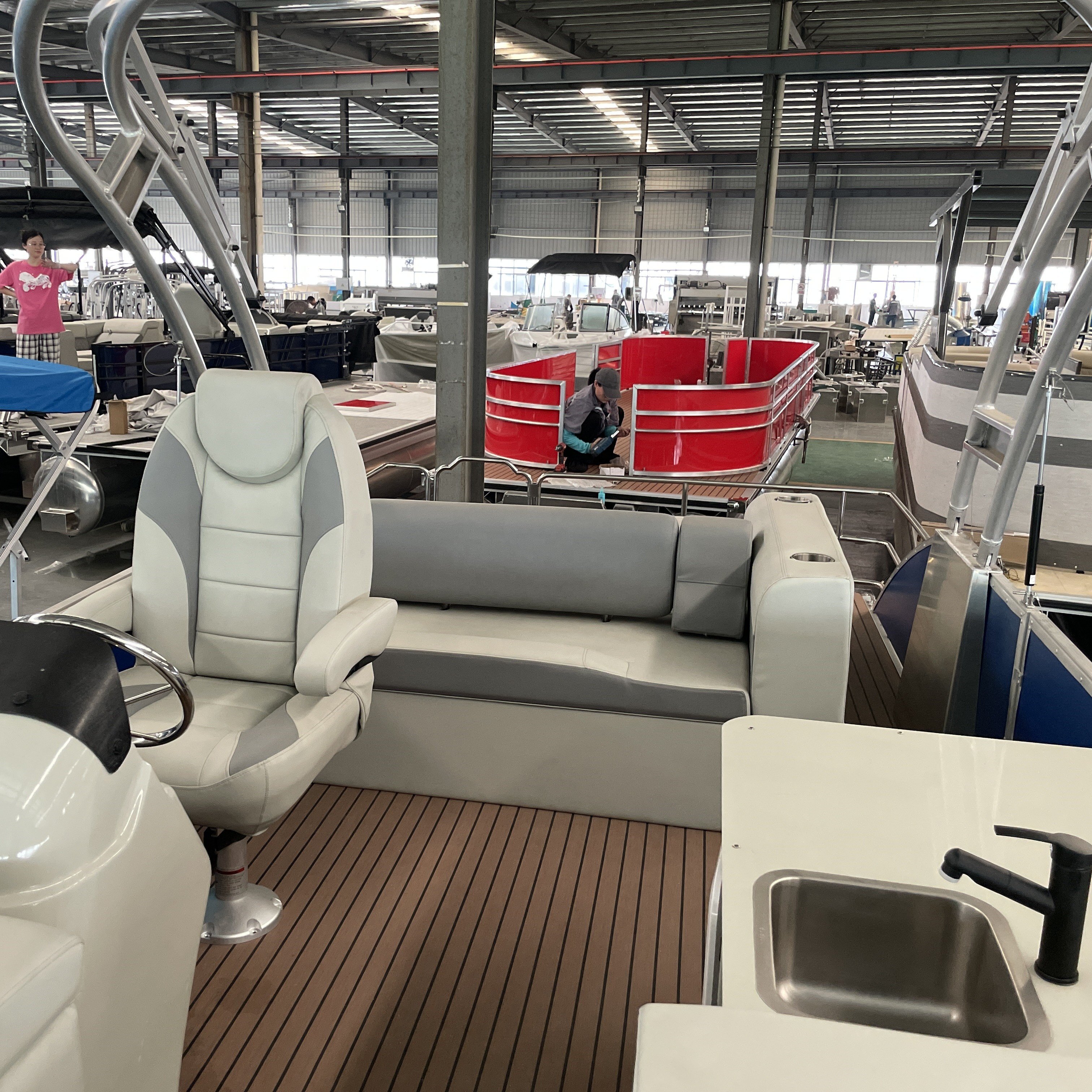 New Arrival 21FT Sport Luxury Yacht Aluminum Pontoon Boat for Family Leisure Outboard Engine 4m Length