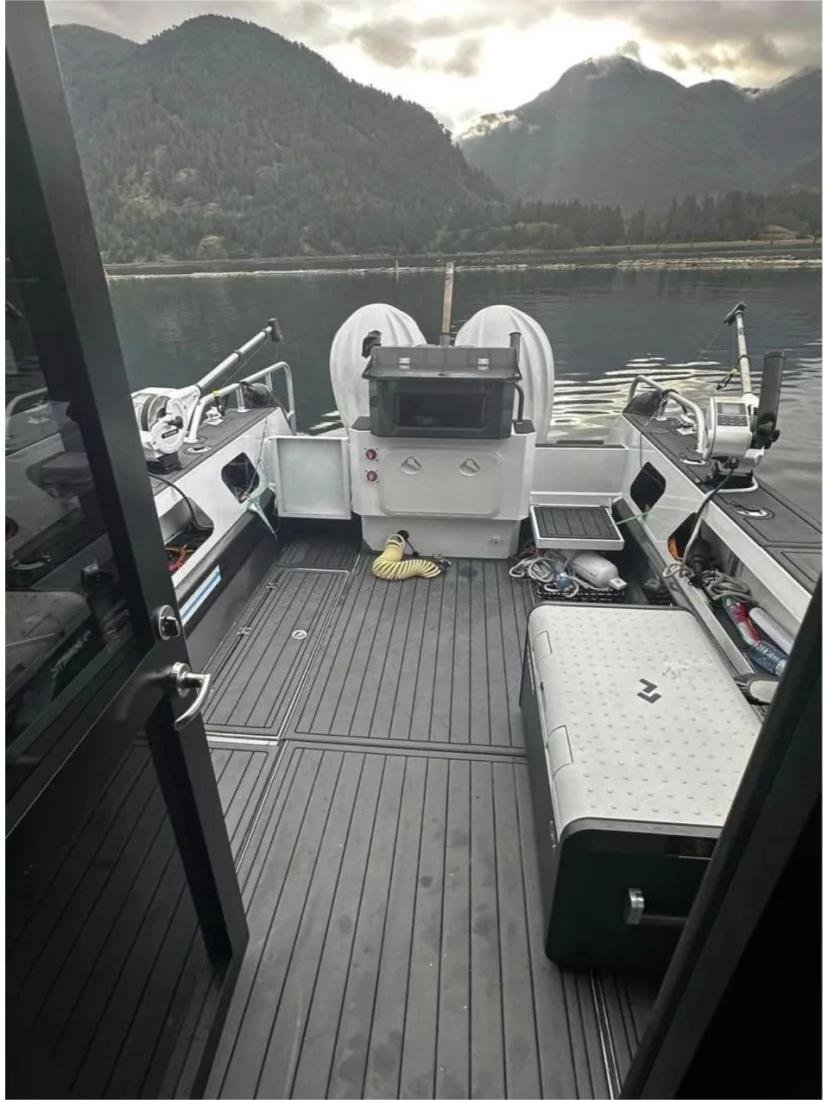 2024 Popular Stable 30ft Marine Aluminum Boats White Fishing Vessel Luxury Sport Yacht with radar Holder for Sale