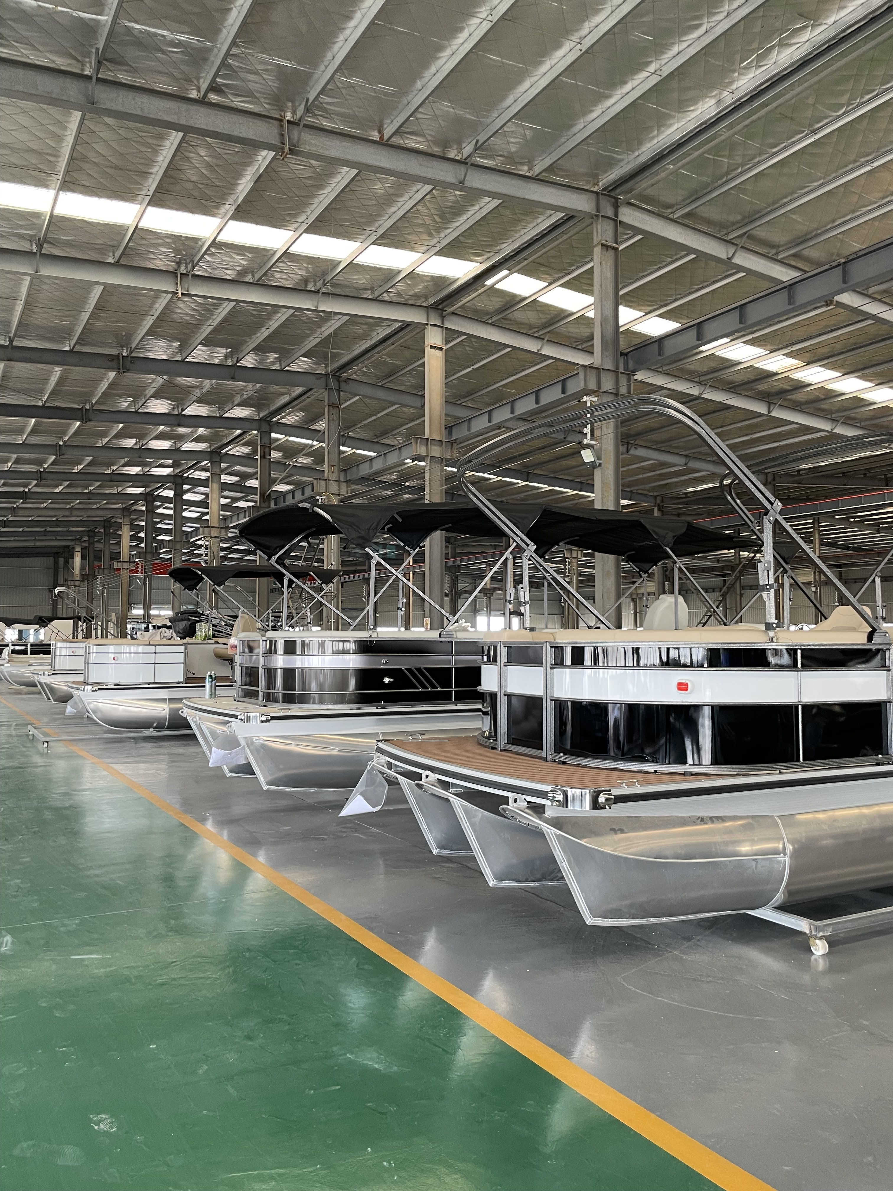 CE Certified 21ft Best Luxury Tritoon Inflatable Fishing Boat Two Fences Aluminum Hull Outboard Engine 4m Length Yacht Style