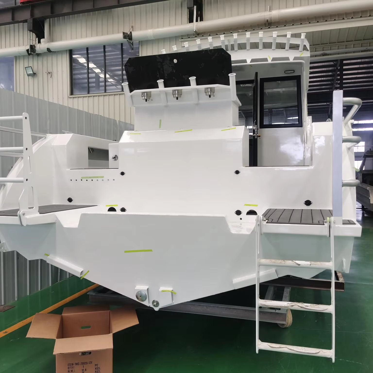 9.6m Profisher Sport Yacht with Comfortable Sports Style Design Large Space and Outboard Engine for Fishing Boat for Sale