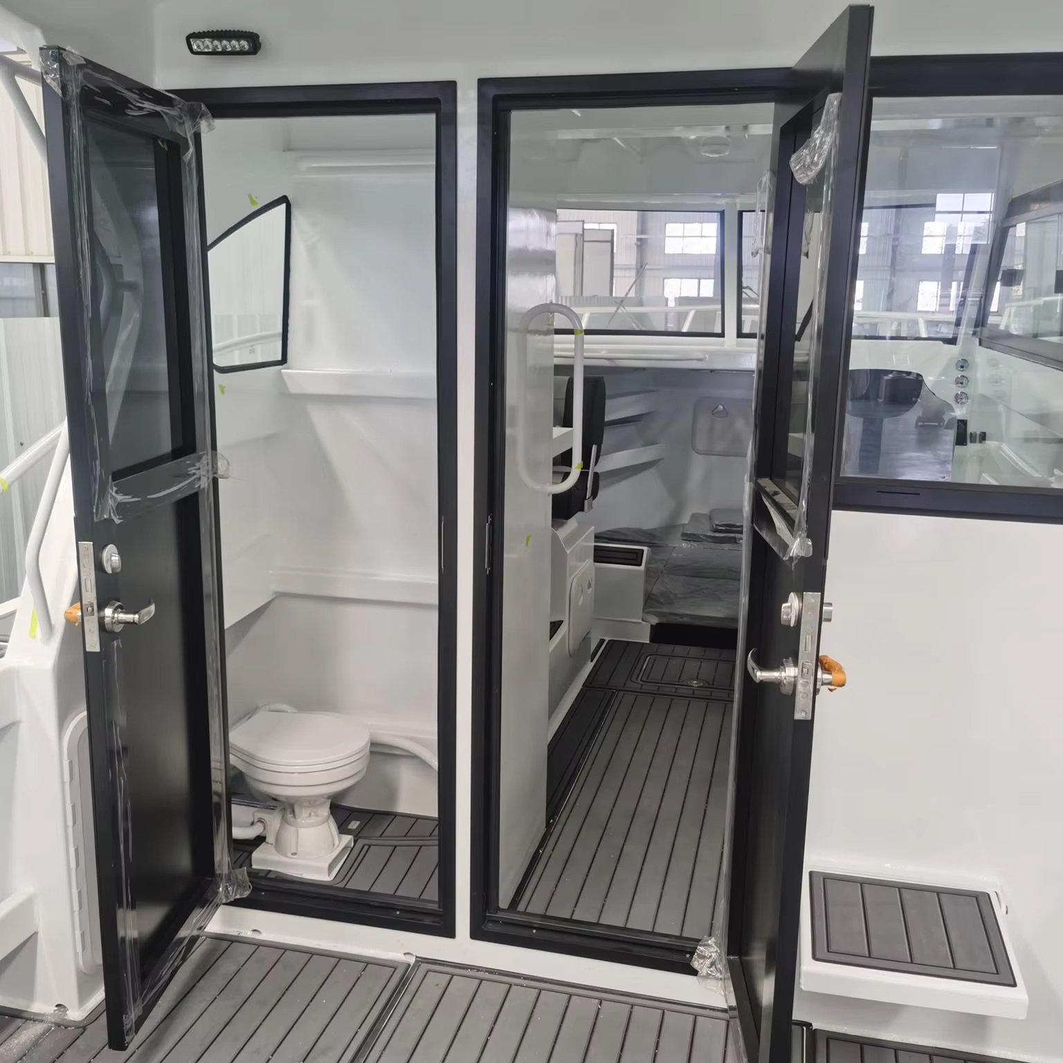 9.6m Profisher Sport Yacht with Comfortable Sports Style Design Large Space and Outboard Engine for Fishing Boat for Sale