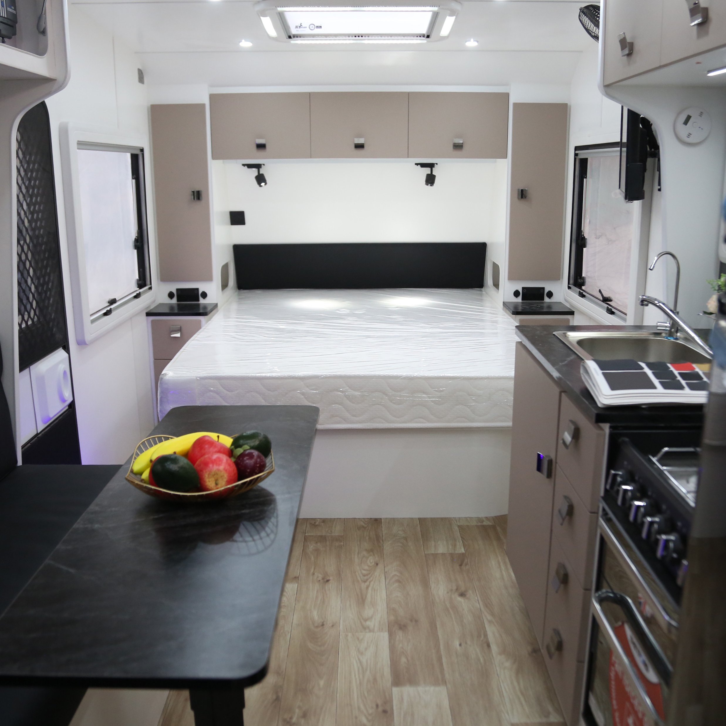 2025 Factory New High Quality Luxurious Accommodation 21ft Off Road Caravan With Toilet For Sale