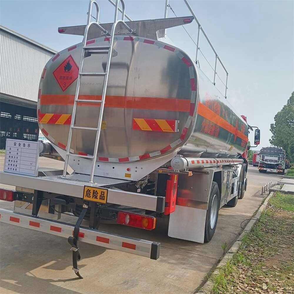 6*2 Small Triaxial Aluminum Alloy Oil Truck