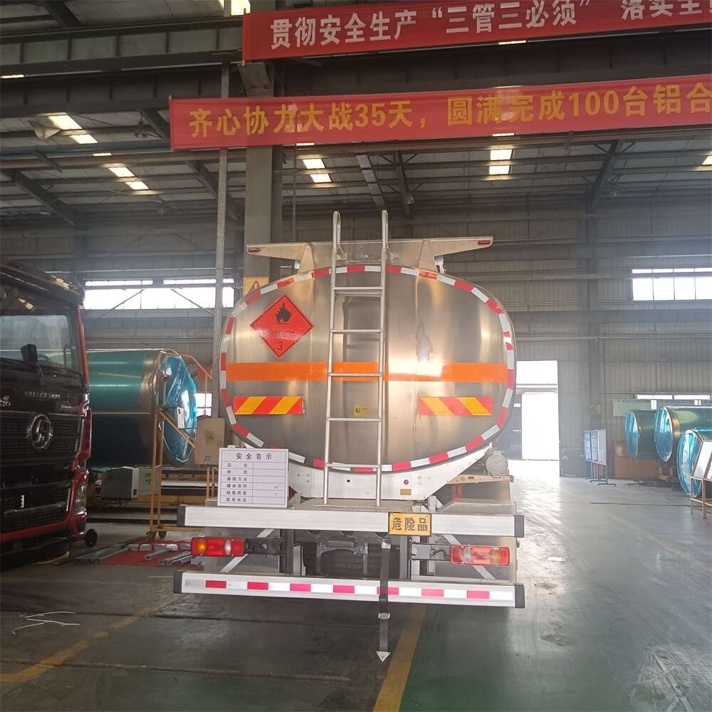 6*2 Small Triaxial Aluminum Alloy Oil Truck