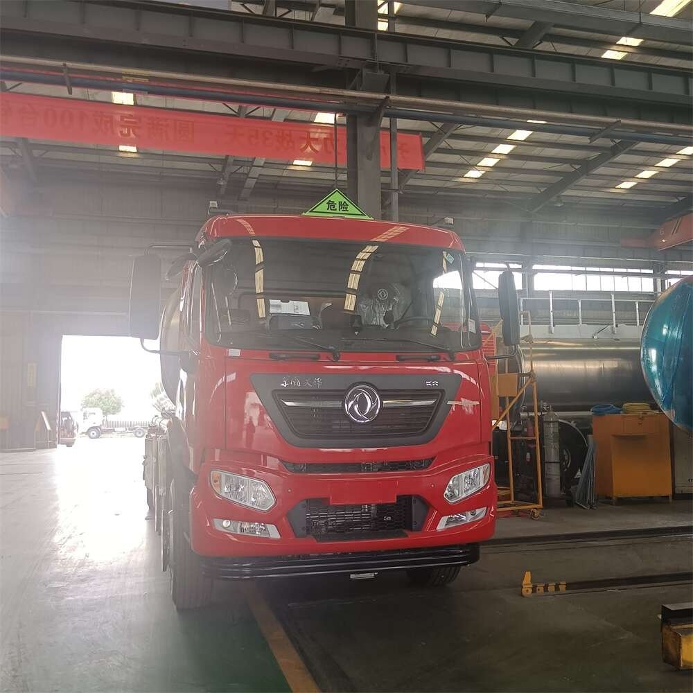 6*2 Small Triaxial Aluminum Alloy Oil Truck