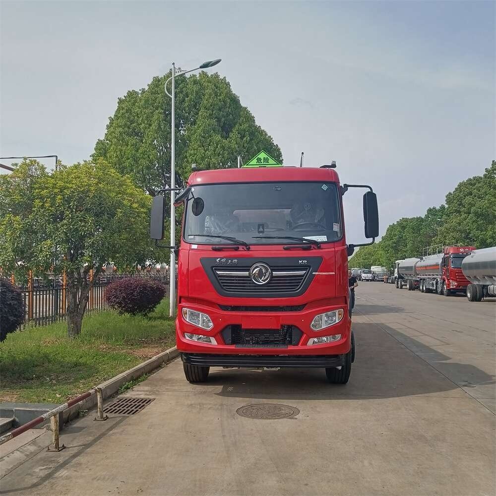 6*2Dongfeng Tianjin Small Three-axis Aluminum Alloy Oil Truck