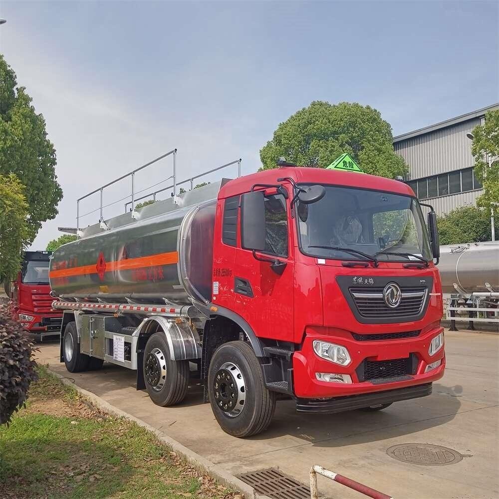 6*2Dongfeng Tianjin Small Three-axis Aluminum Alloy Oil Truck