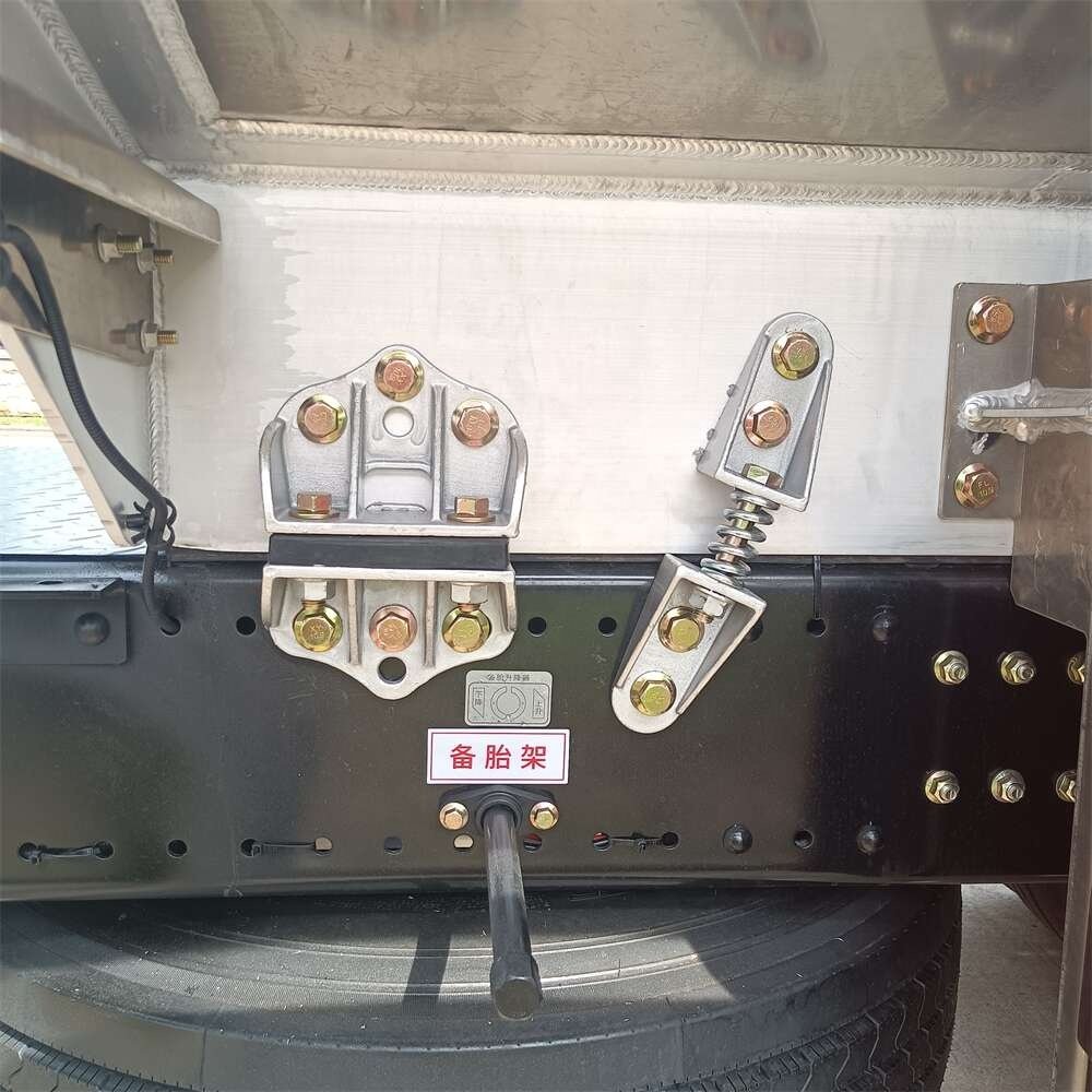 6*2Dongfeng Tianjin Small Three-axis Aluminum Alloy Oil Truck