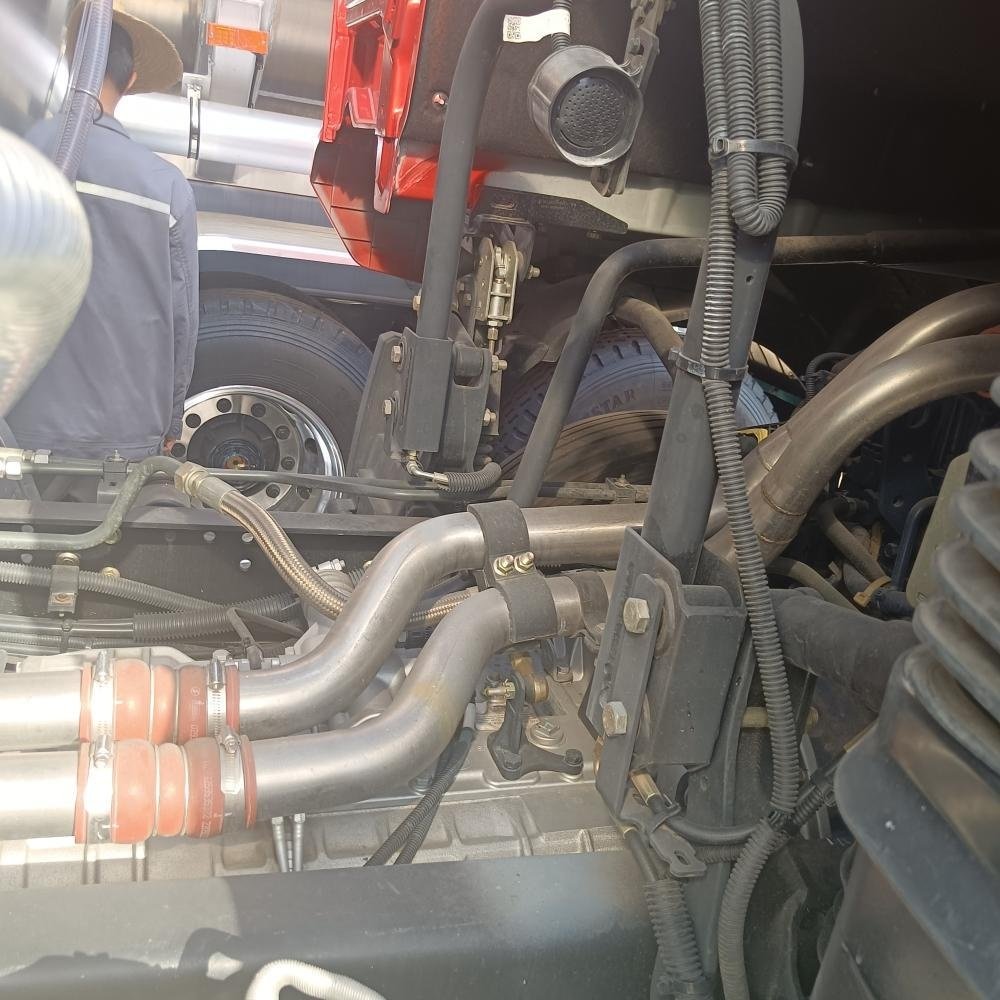 8*4SHACMAN Automobile Delong L3000S Front Four Rear Eight 30.9 square Aluminum Alloy Oil Tanker