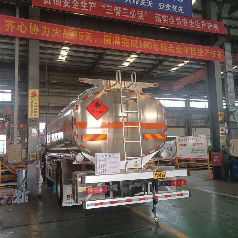 15 Tons Tianjin Small Three Axis Aluminum Alloy Oil Truck