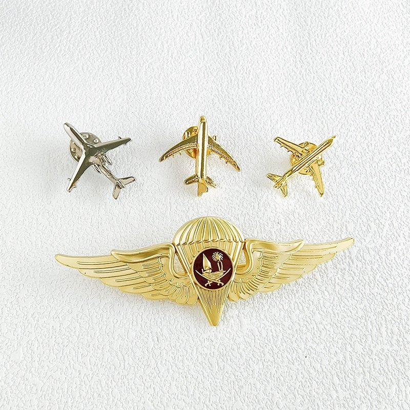 Factory Price Airplane Model Brooches 3D Golden Aircraft Metal Aviation Plane Brooch Pins Gifts Custom