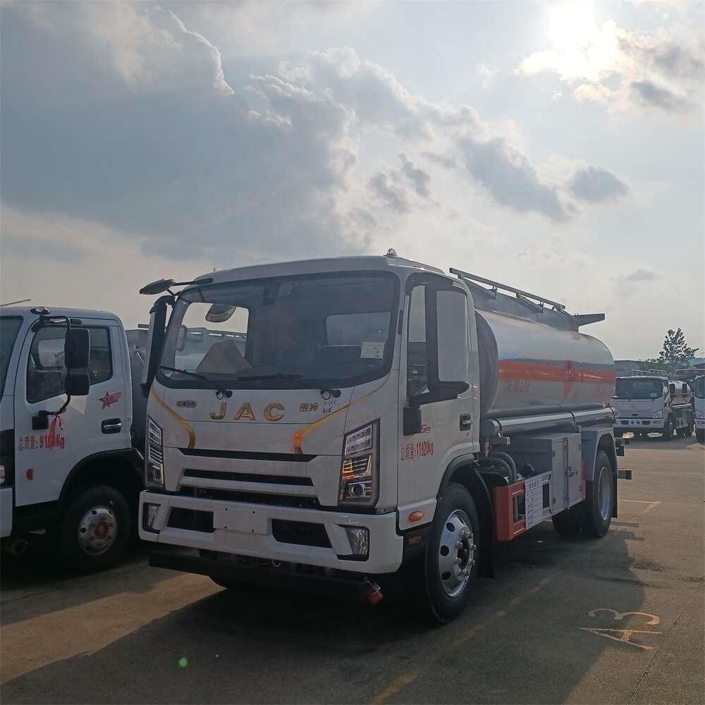 4 * 2 JAC Junling 8-ton Oil tank Truck