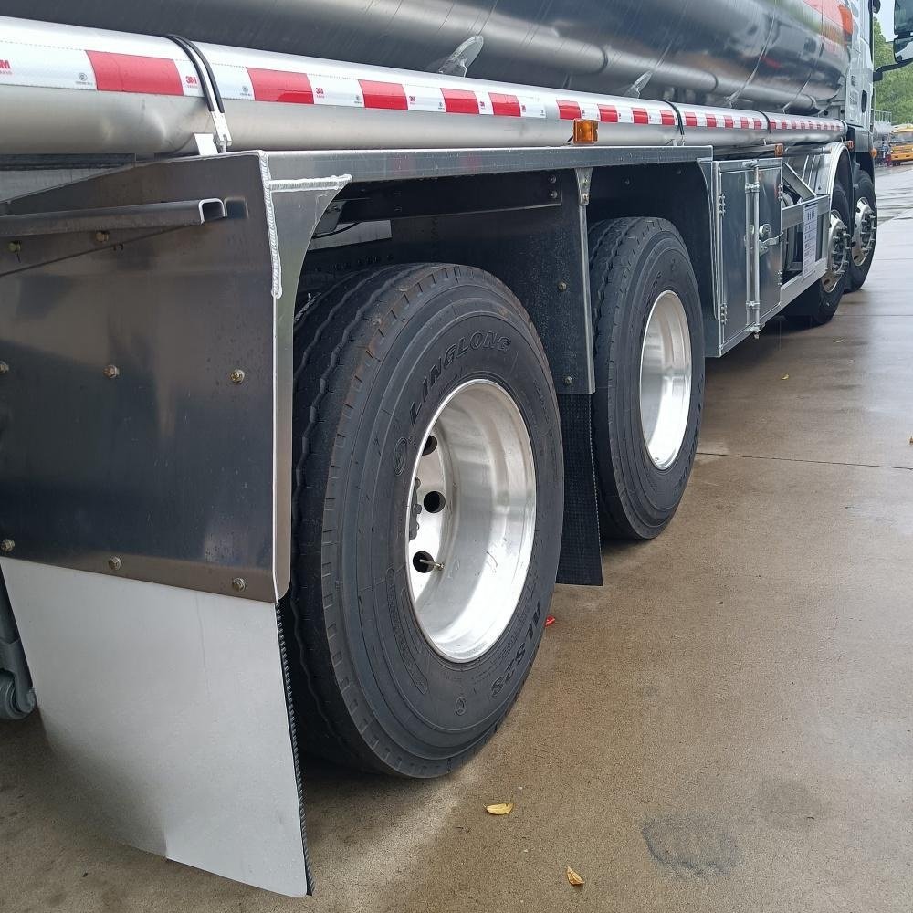 8 * 4 SITRAK Front Four Rear Eight 25.6 square Aluminum Alloy Q235 Carbon Steel 304 Stainless Steel Oil Tanker