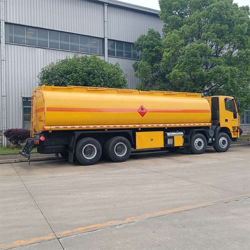 8*4 SAIC Hongyan 20 Tons Carbon Steel Stainless Steel Liquid Supply Car