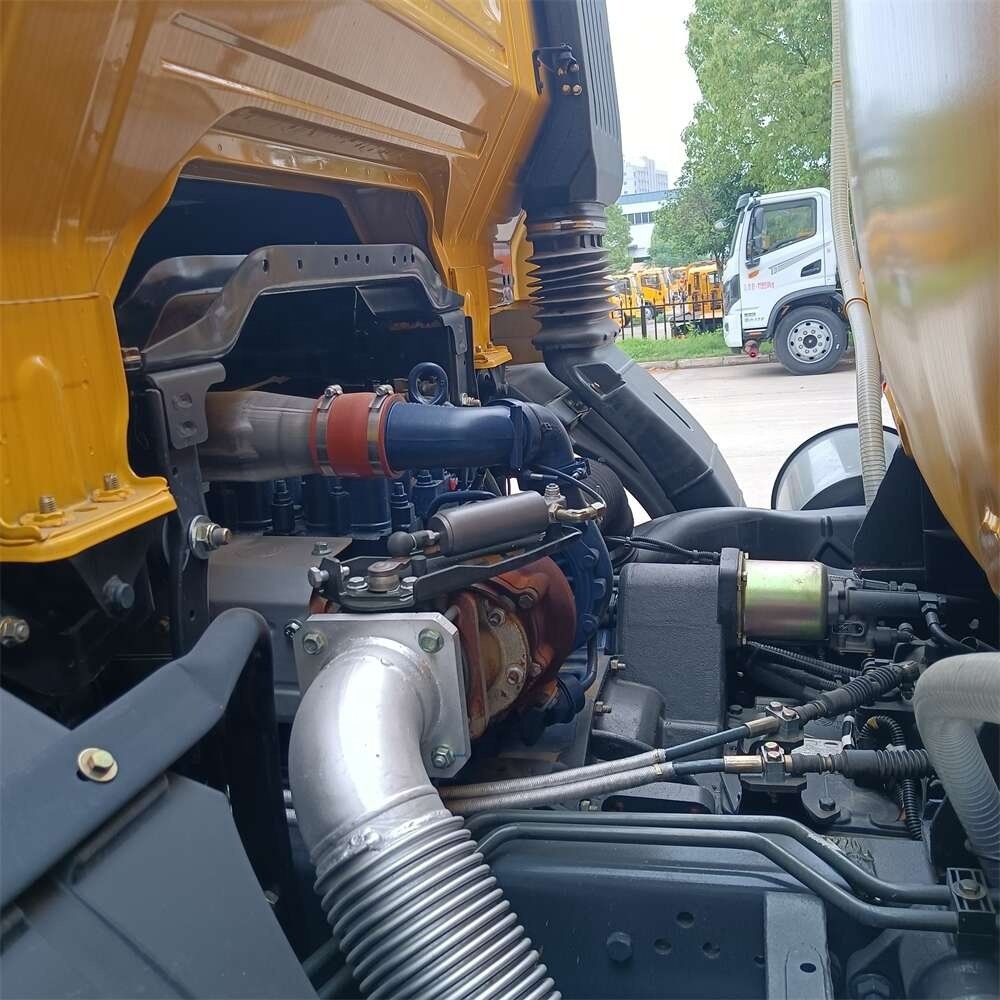 8*4 SAIC Hongyan 20 Tons Carbon Steel Stainless Steel Liquid Supply Car