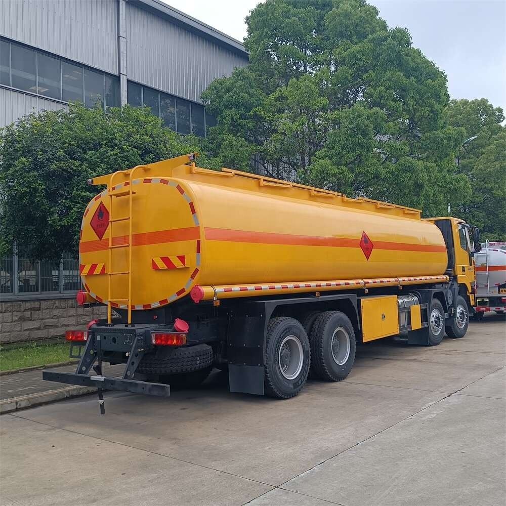 8*4 SAIC Hongyan 20 Tons Carbon Steel Stainless Steel Liquid Supply Car