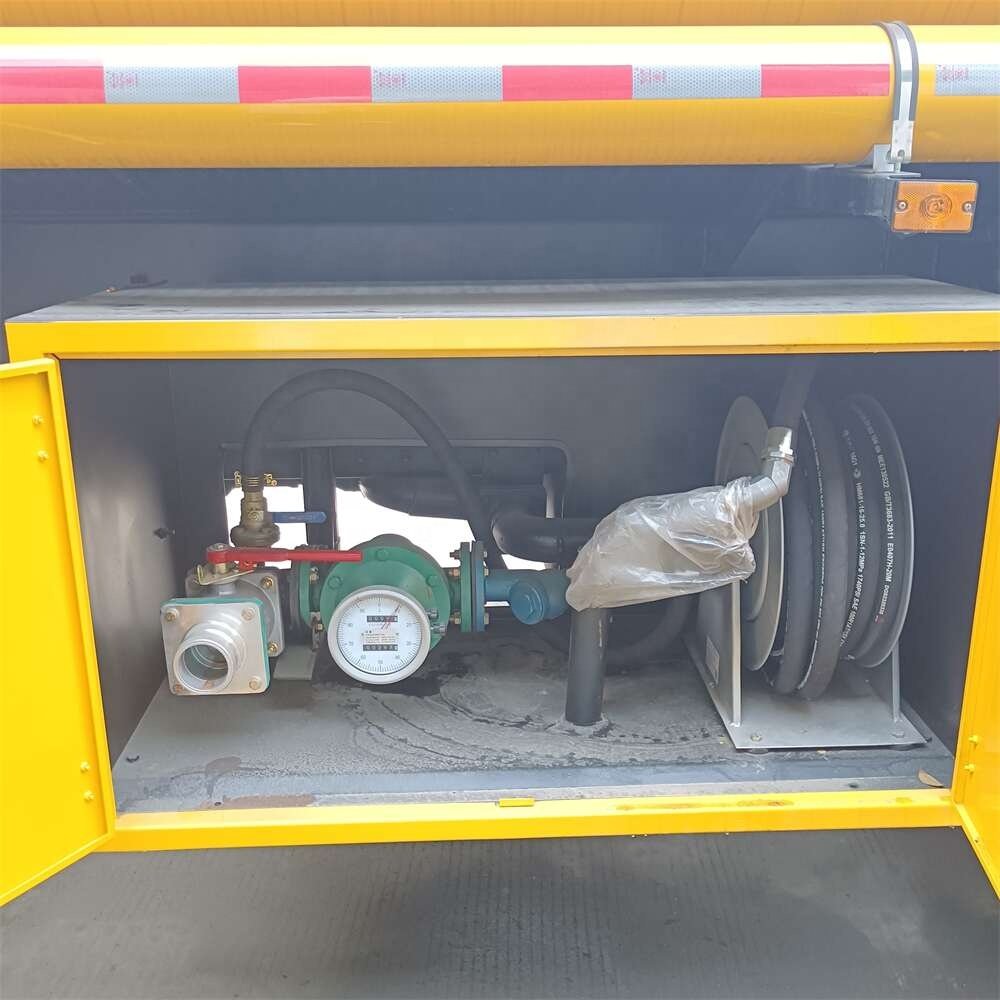 8*4 SAIC Hongyan 20 Tons Carbon Steel Stainless Steel Liquid Supply Car
