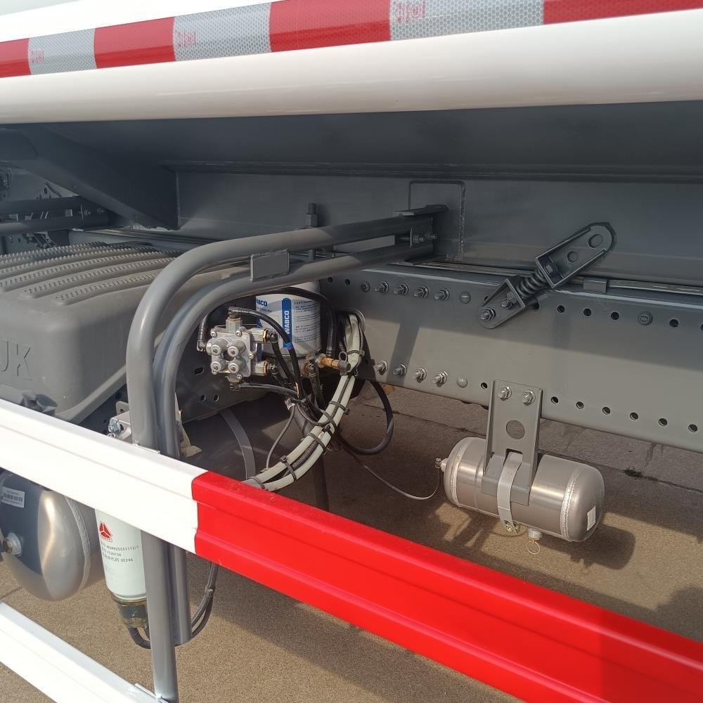 8 * 4 SITRAK Front Four Rear Eight 27.5 square Aluminum Alloy Q235 Carbon Steel 304 Stainless Steel Oil Tanker