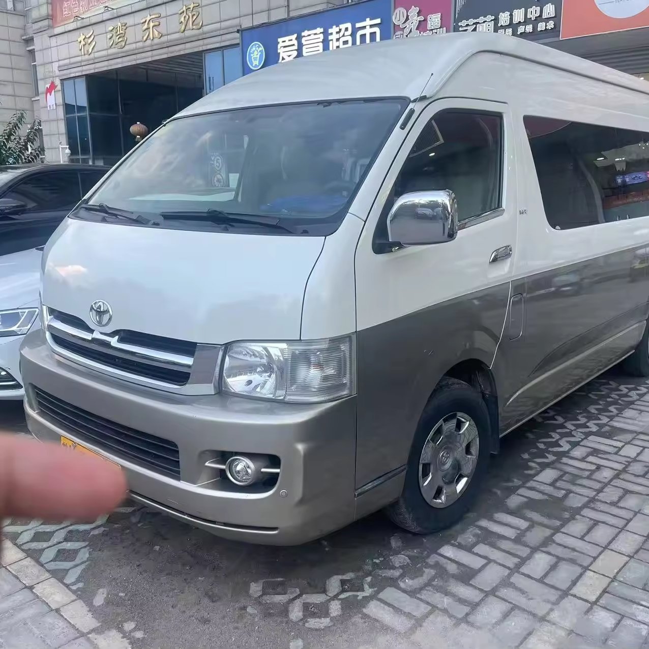 50% OFF TOYOTA HIACE 18-Seats Diesel Van with LHD/RHD Steering and 4-6L Engine Capacity