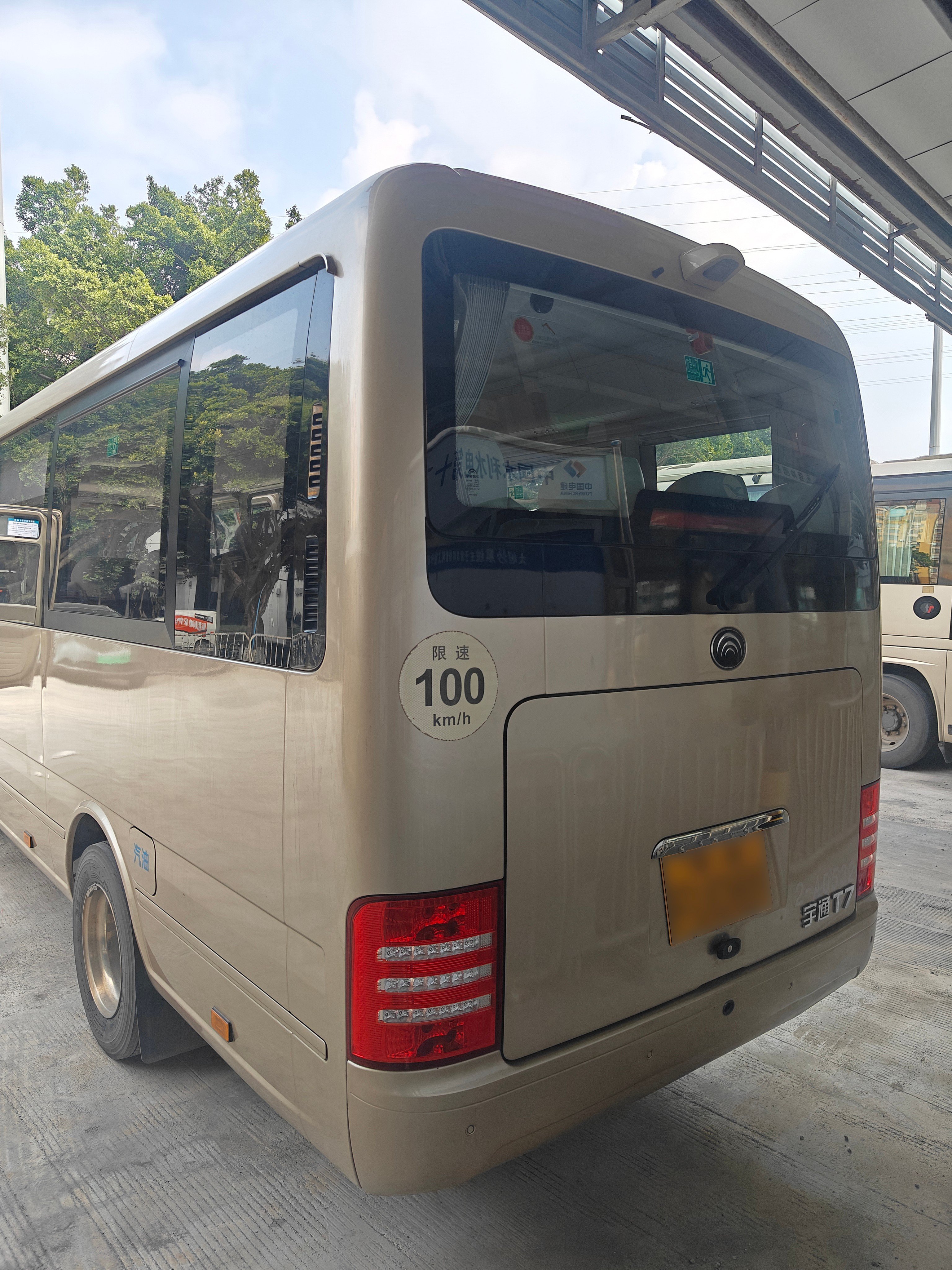 2020 Yu Tong Model 6710D3 15-Seater Bus - Comfortable and Spacious Transport Solution