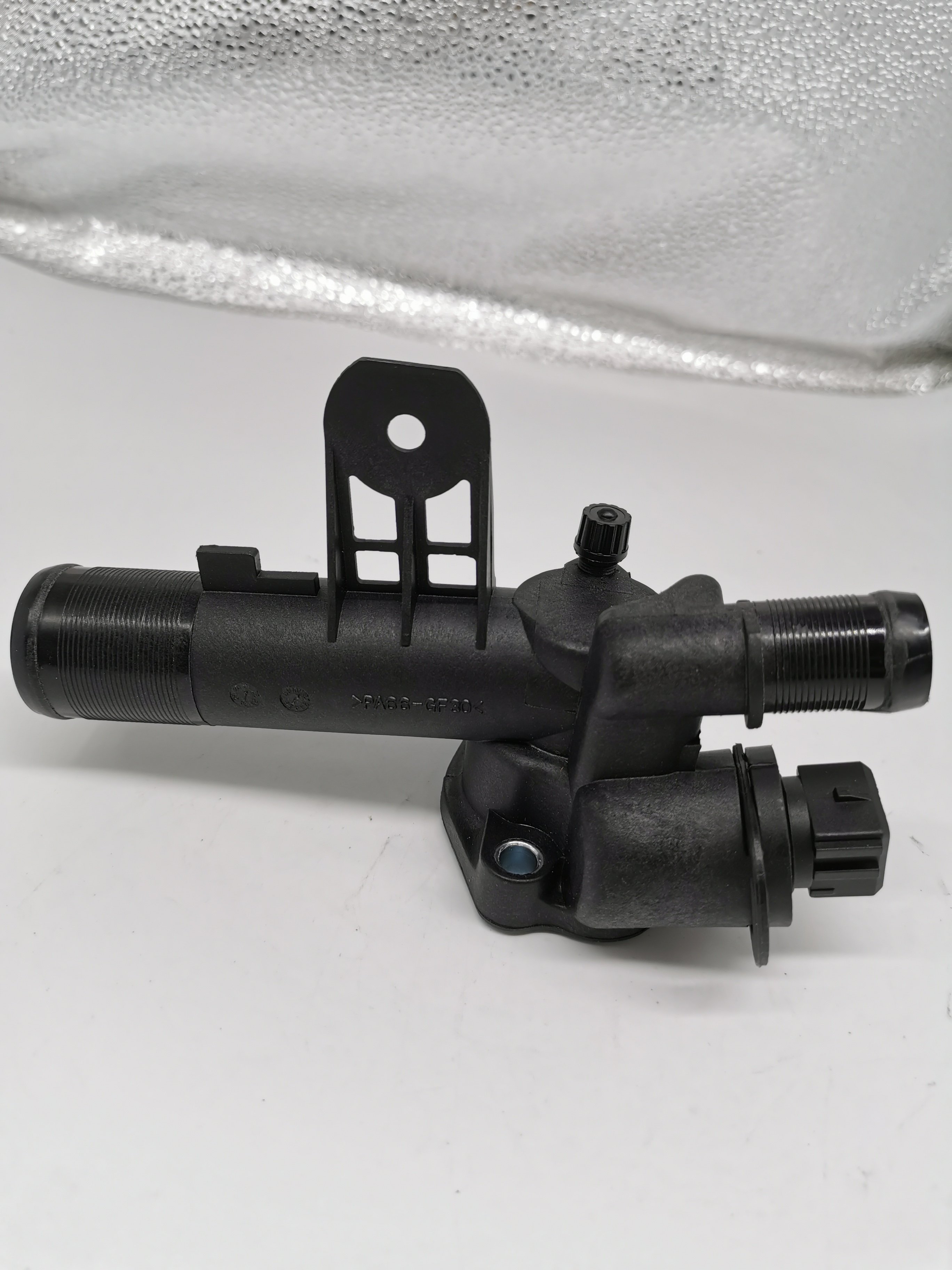 engine cooling thermostat housing cover a engine parts 8200558779