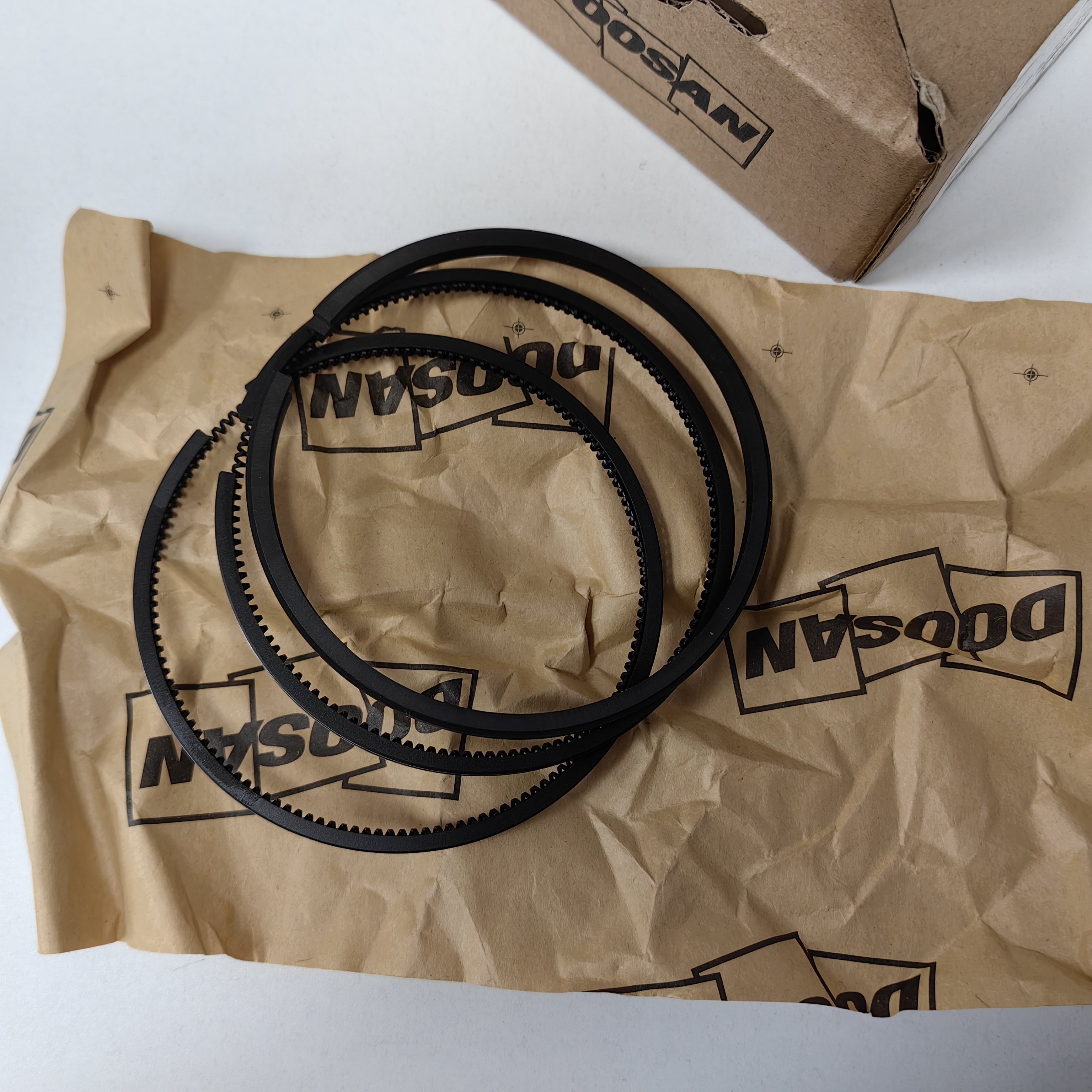 Truck Excavator Daewoo Bus Parts BM090 BH115 De08tis De08 D1146 65.54103-8565 Air Compressor Piston Ring for Doosan Engine
