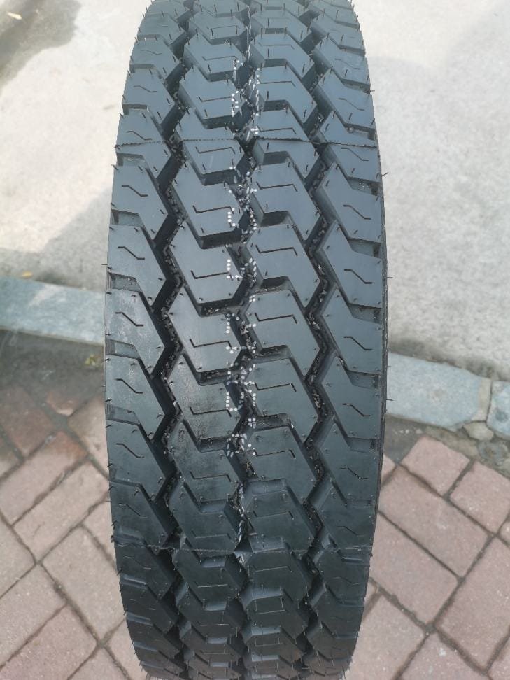 New Pattern 9.5R17.5 Quality TBR Tyres Lionlord Brand Excellent Wear Resistant & Anti-Slip Performance, Low Heat Build-up.