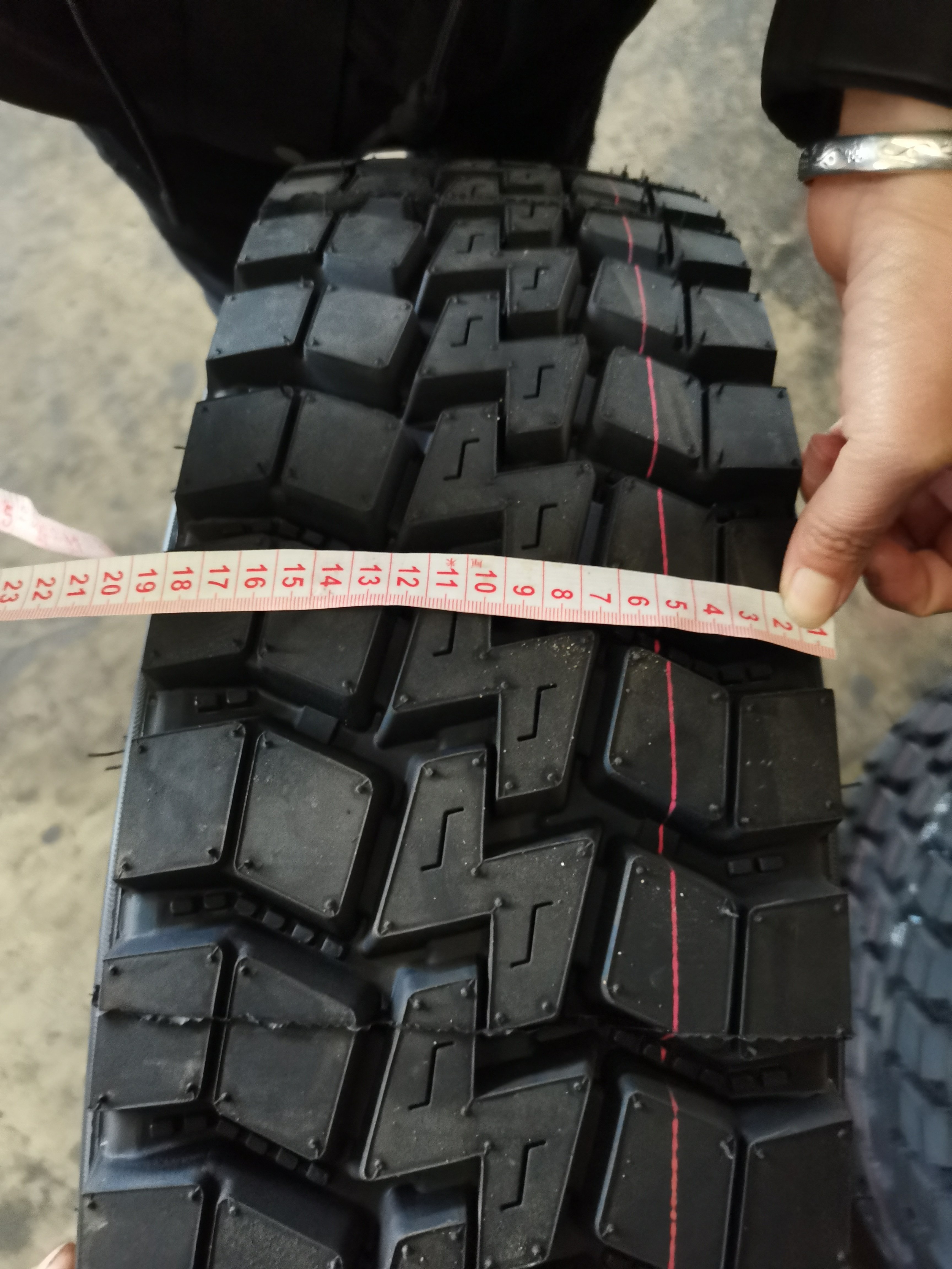 SUNITRAC Tyre 9.5R17.5 Driving/dragging Pattern
