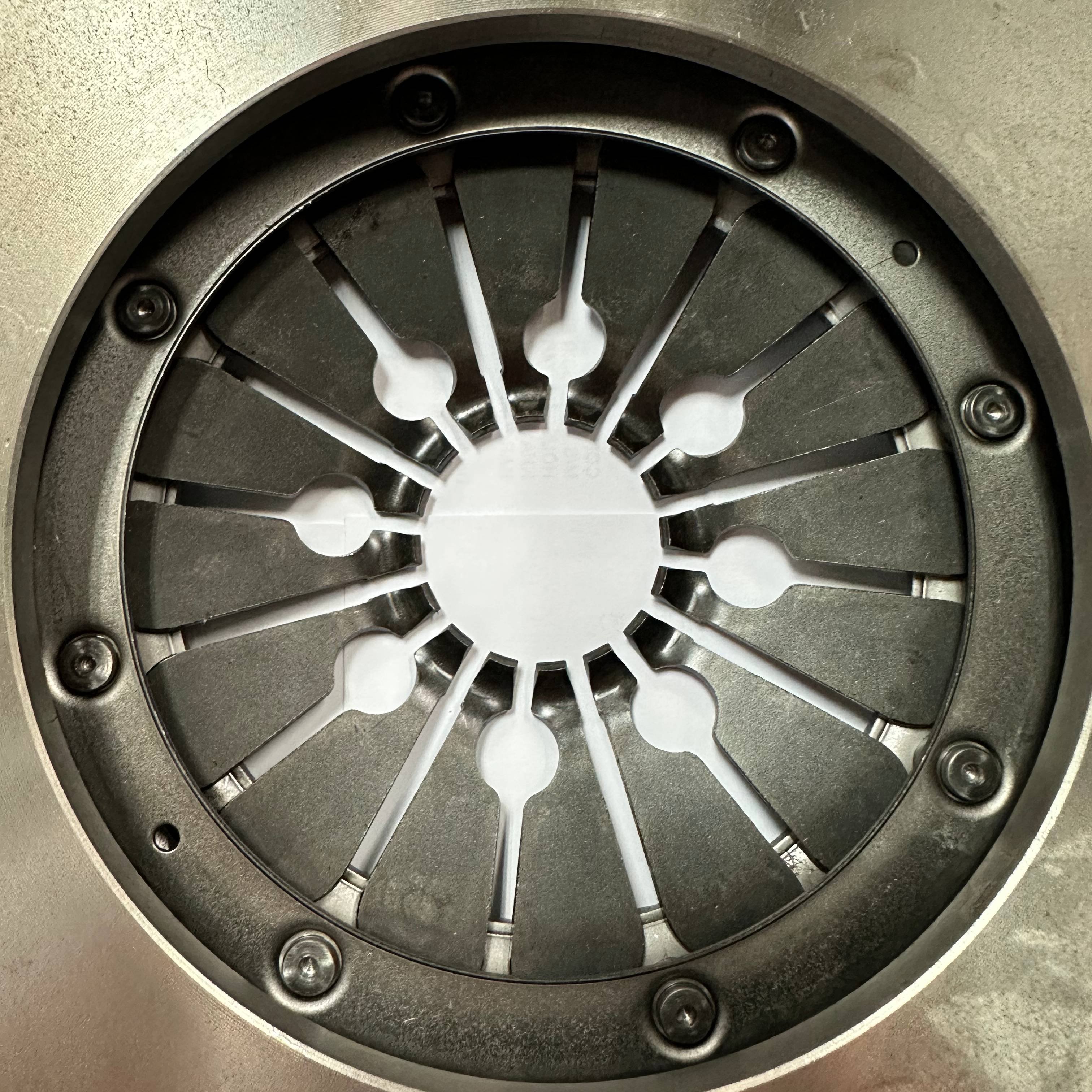 Maxeen Clutch Cover Assembly MCBZ-067 Size 240mm Suitable for MERCEDES-BENZ SPRINTER with Ref. No. 3000 951 109