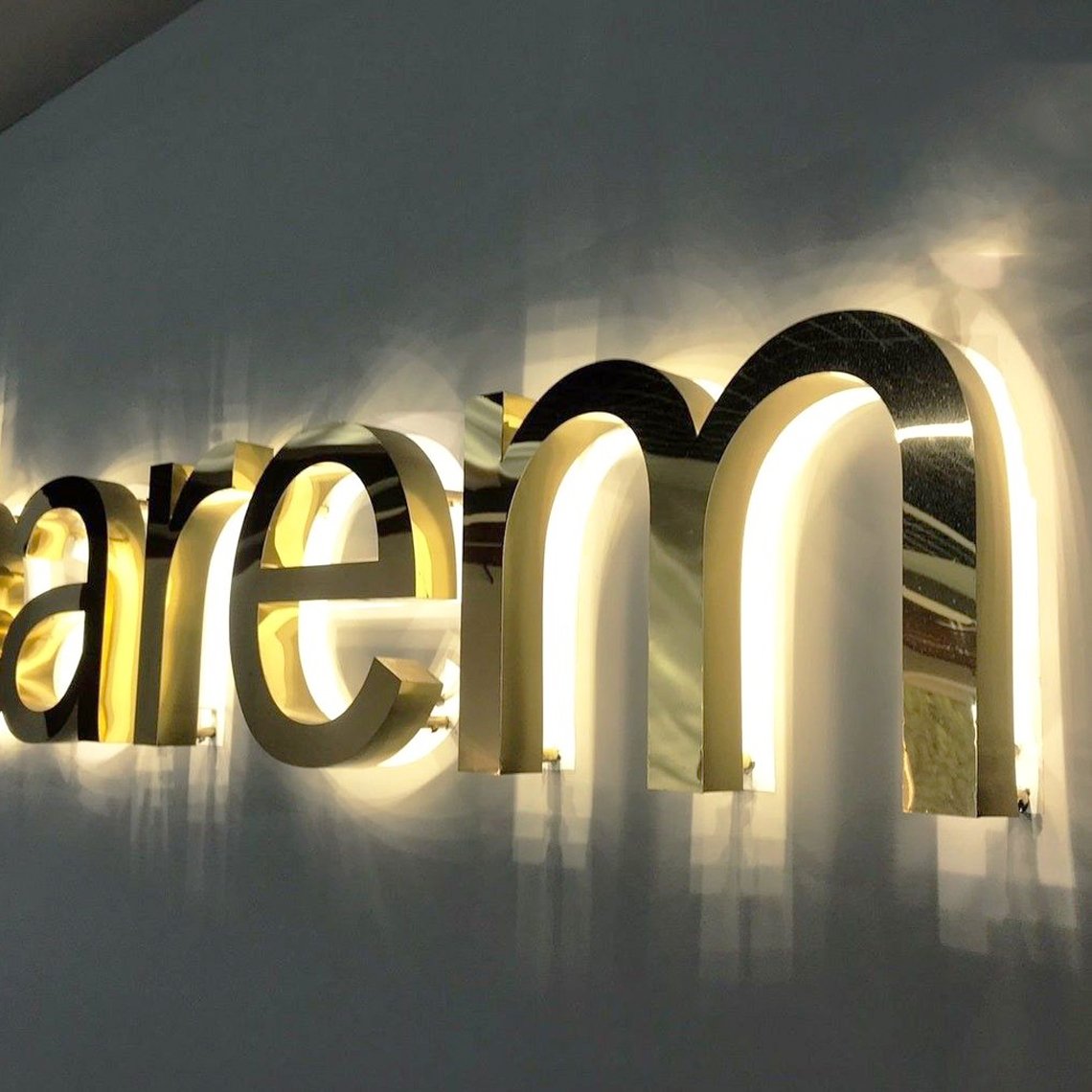 Gold Metal Letters Business Shop Signs 3d Acrylic logo Custom Led Channel Letters Backlit Signs Store Outdoor Wall Advertising