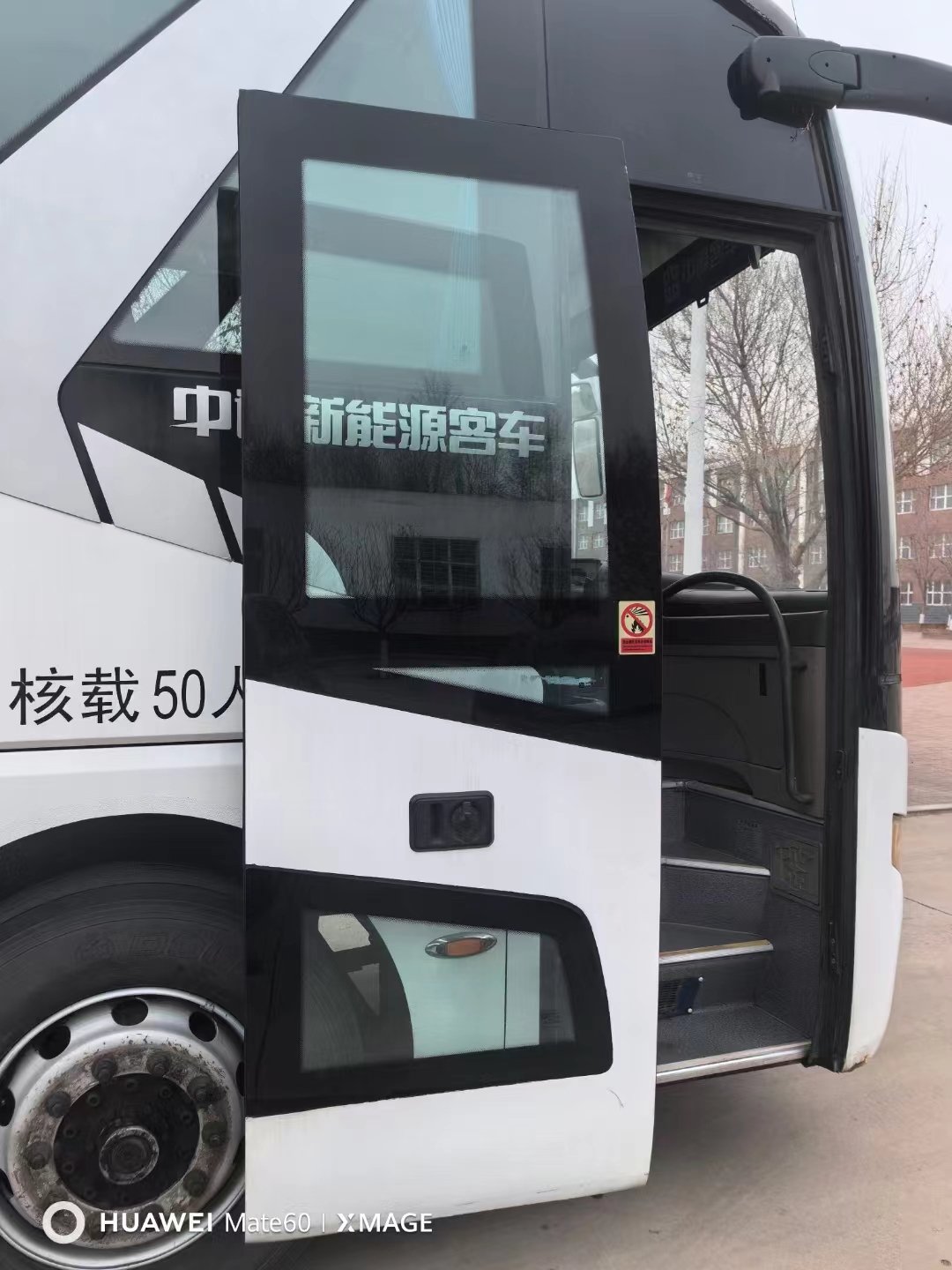 Second Hand LCK6100 Versatile Tour Bus for Large Groups With Multiple Engine Options and High-Speed Performance