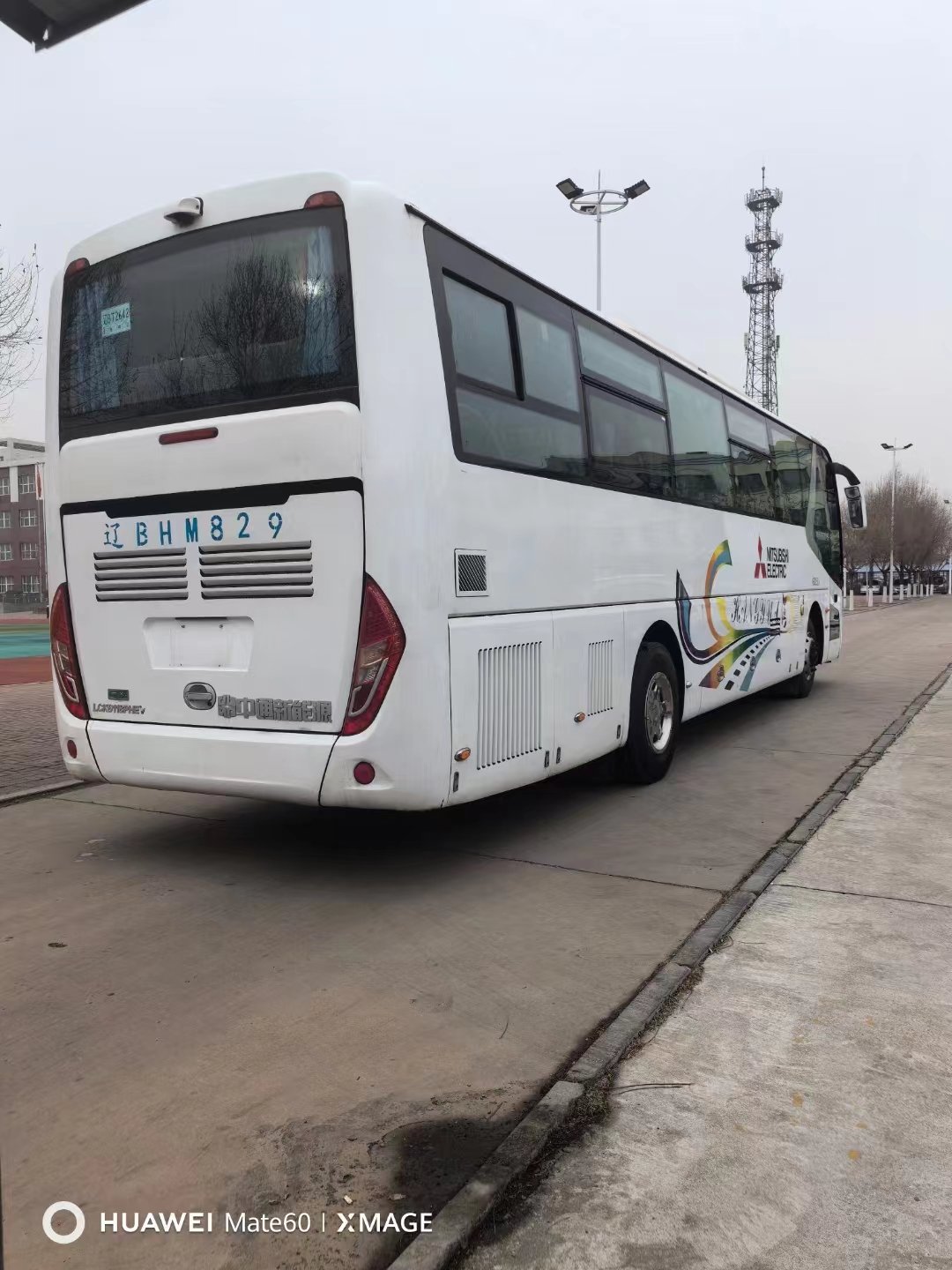 Second Hand LCK6100 Versatile Tour Bus for Large Groups With Multiple Engine Options and High-Speed Performance