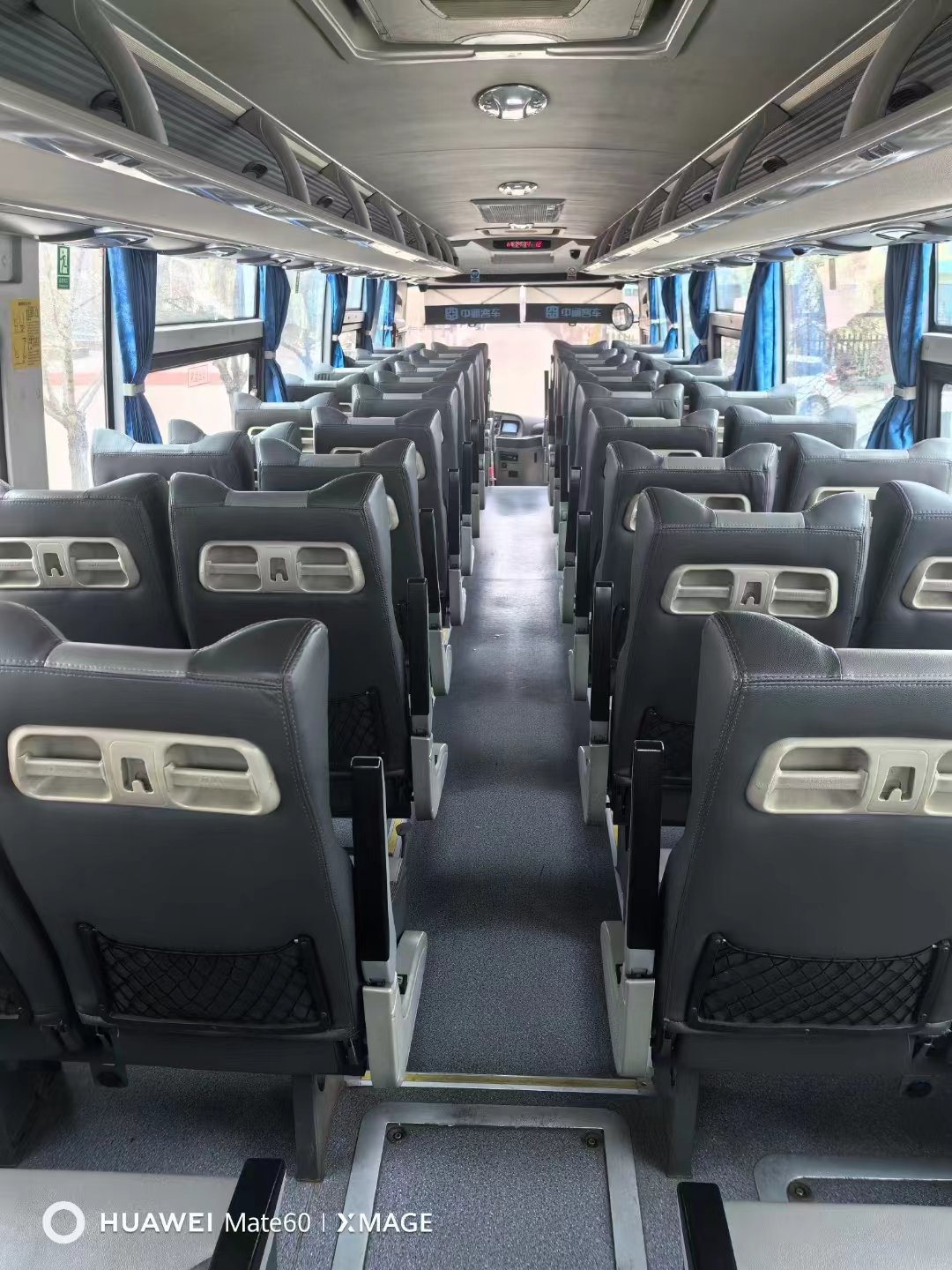 Second Hand LCK6100 Versatile Tour Bus for Large Groups With Multiple Engine Options and High-Speed Performance