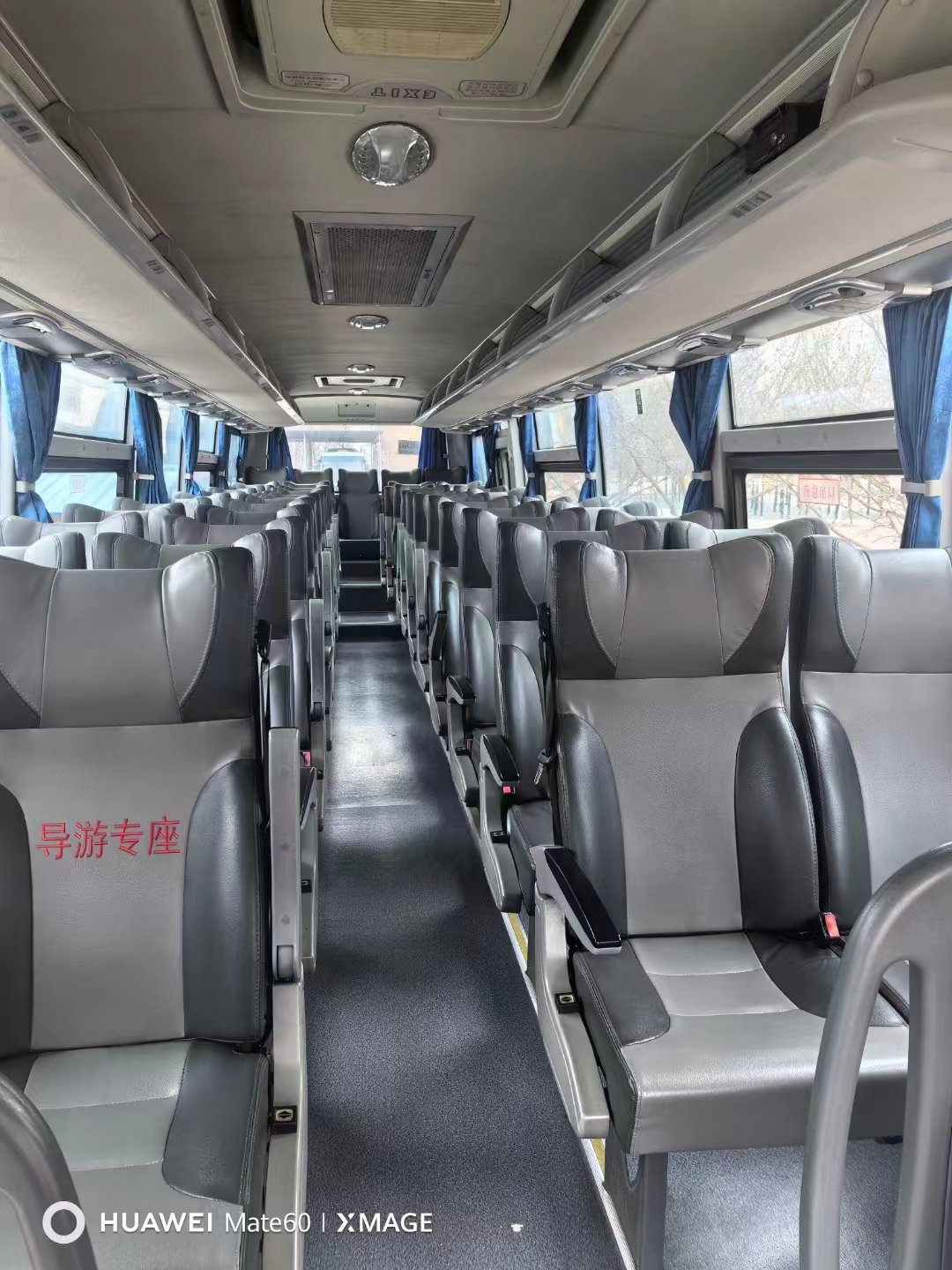 Second Hand LCK6100 Versatile Tour Bus for Large Groups With Multiple Engine Options and High-Speed Performance