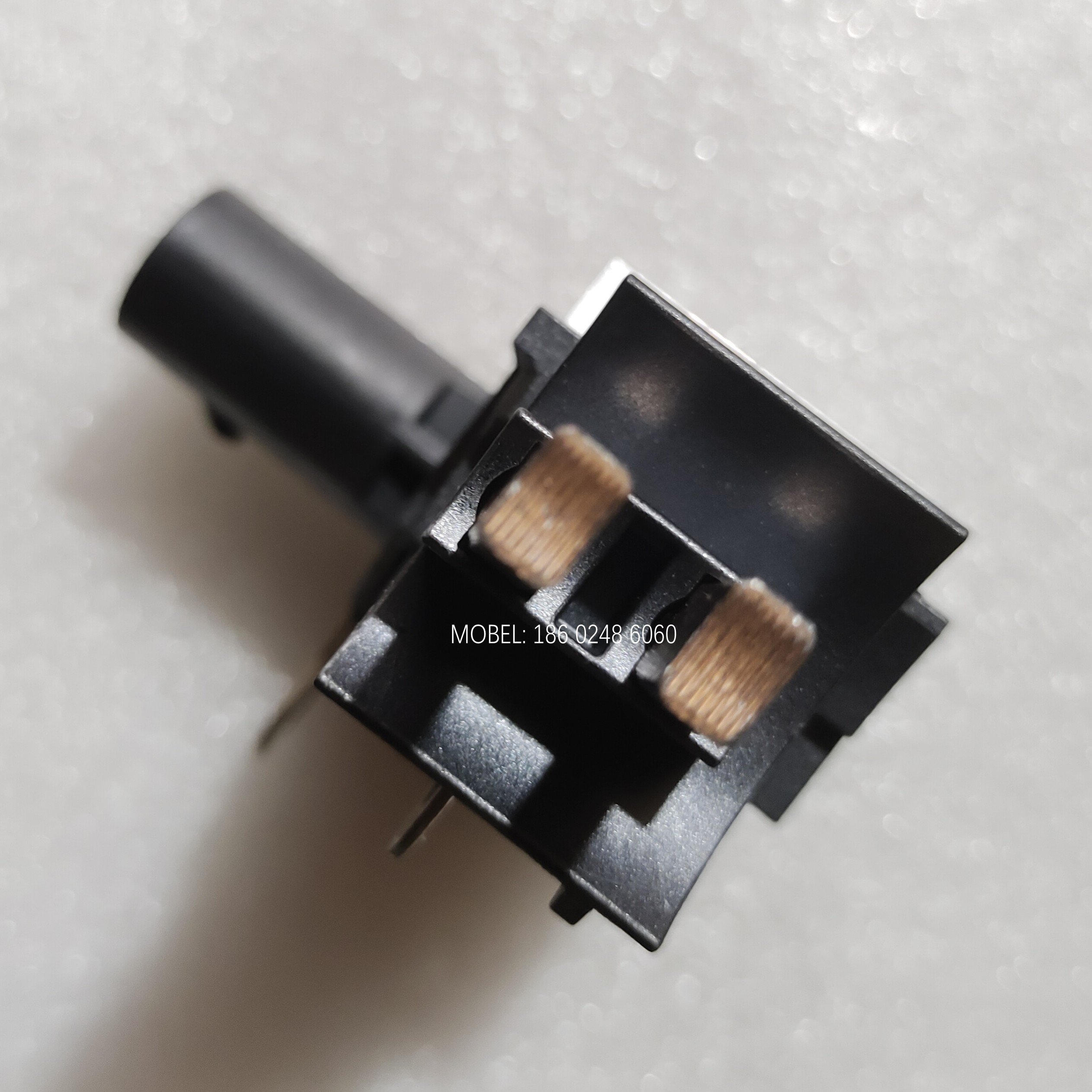 FOR BOSCH 14V GENUINE REGULATOR ALTERNATOR PARTS VOLTAGE 0272223013 for VW CRAFTER BUS /VAN