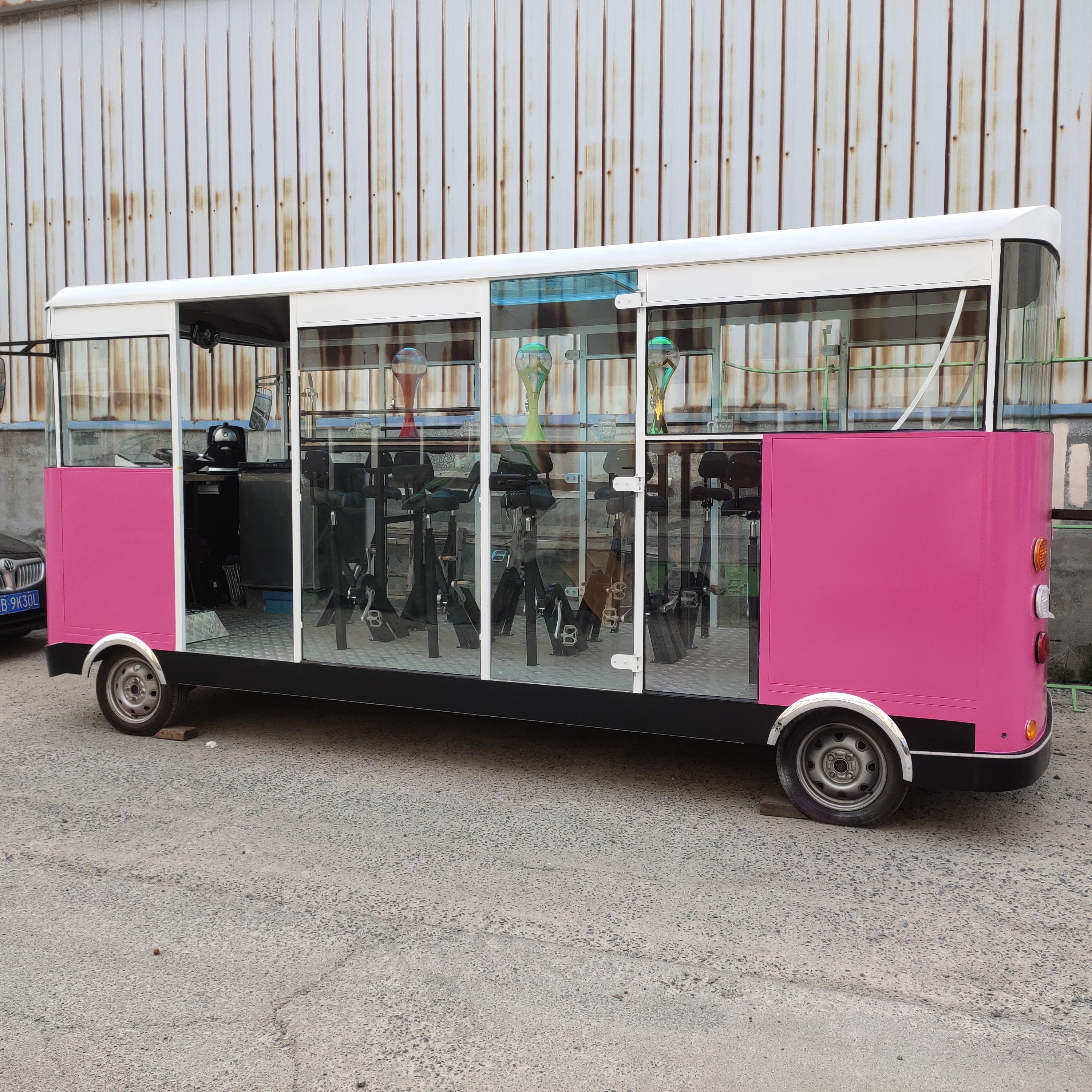 Four-Wheel Tandem Electric Beer Bike with 15 Passenger Capacity New Design for Party and Tourism for Company Teams
