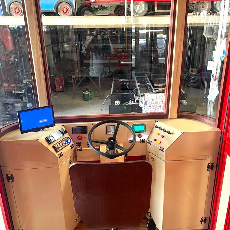 Tram Lithium Battery Powered Electric Tire Wheel or Rail Tram Amusement Park Facilities for Adults and Children