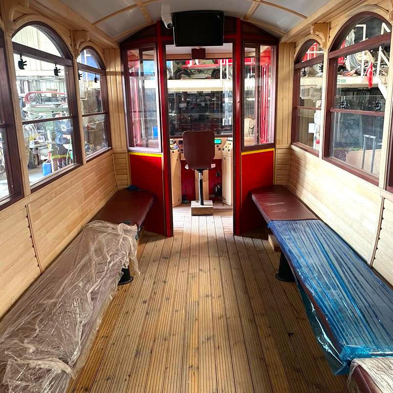 Tram Lithium Battery Powered Electric Tire Wheel or Rail Tram Amusement Park Facilities for Adults and Children