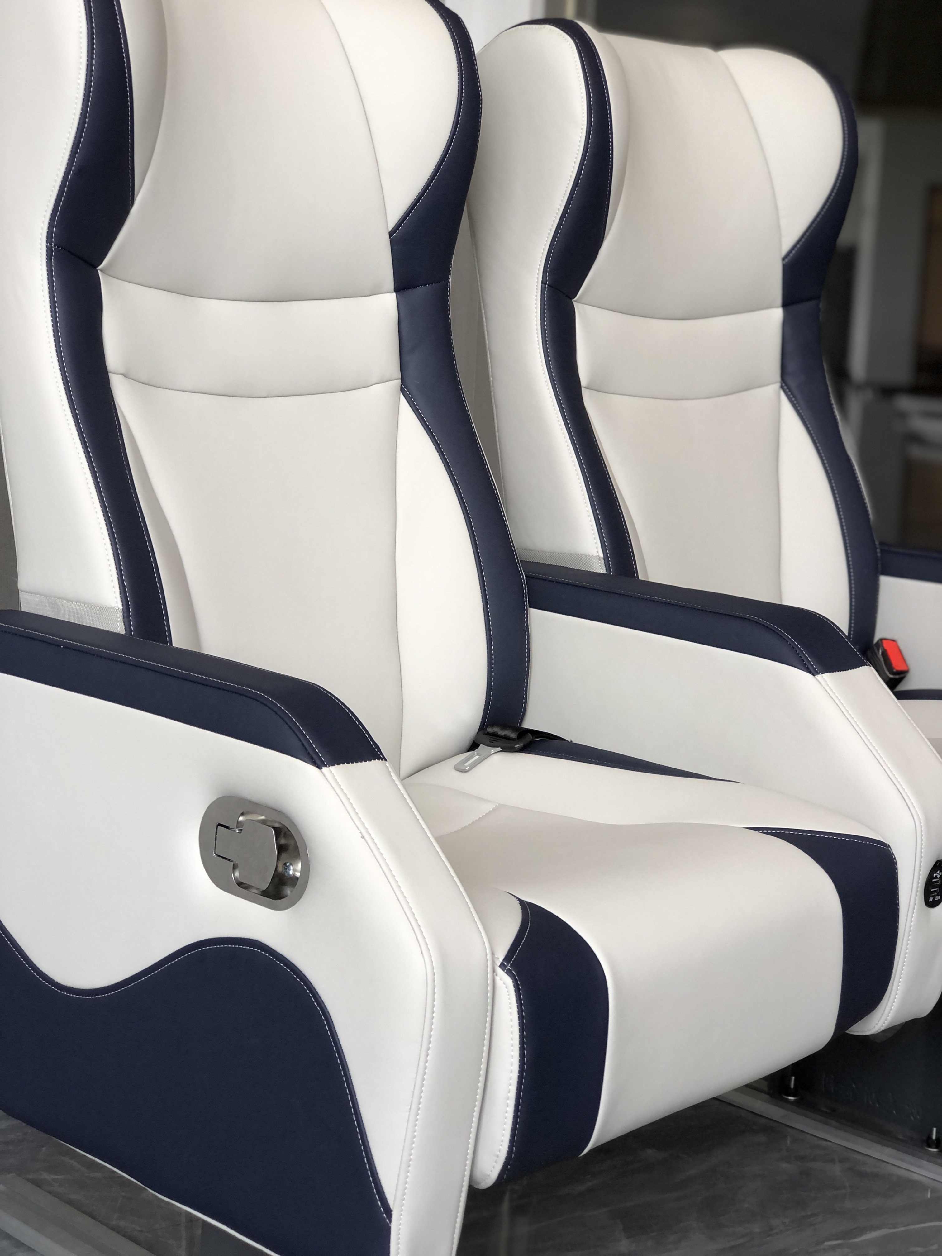 YLC Aero Leather Coaster Mini Bus Seat Comfortable Design for Toyota Vito and Honda Alphard Models