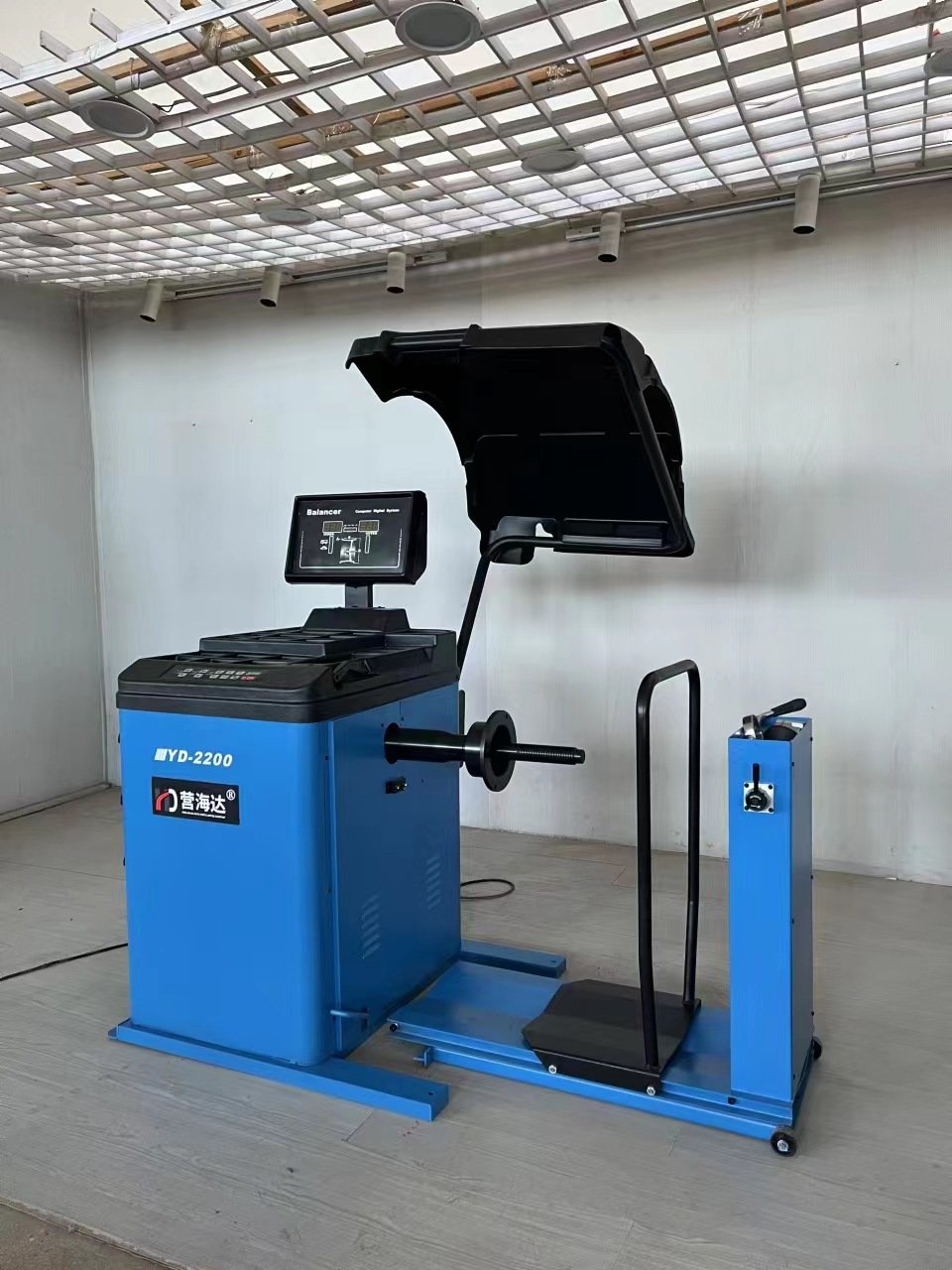 Truck and Bus Wheel Balancer for Max Tire 1200mm Heavy Duty Wheel Balancing Machine