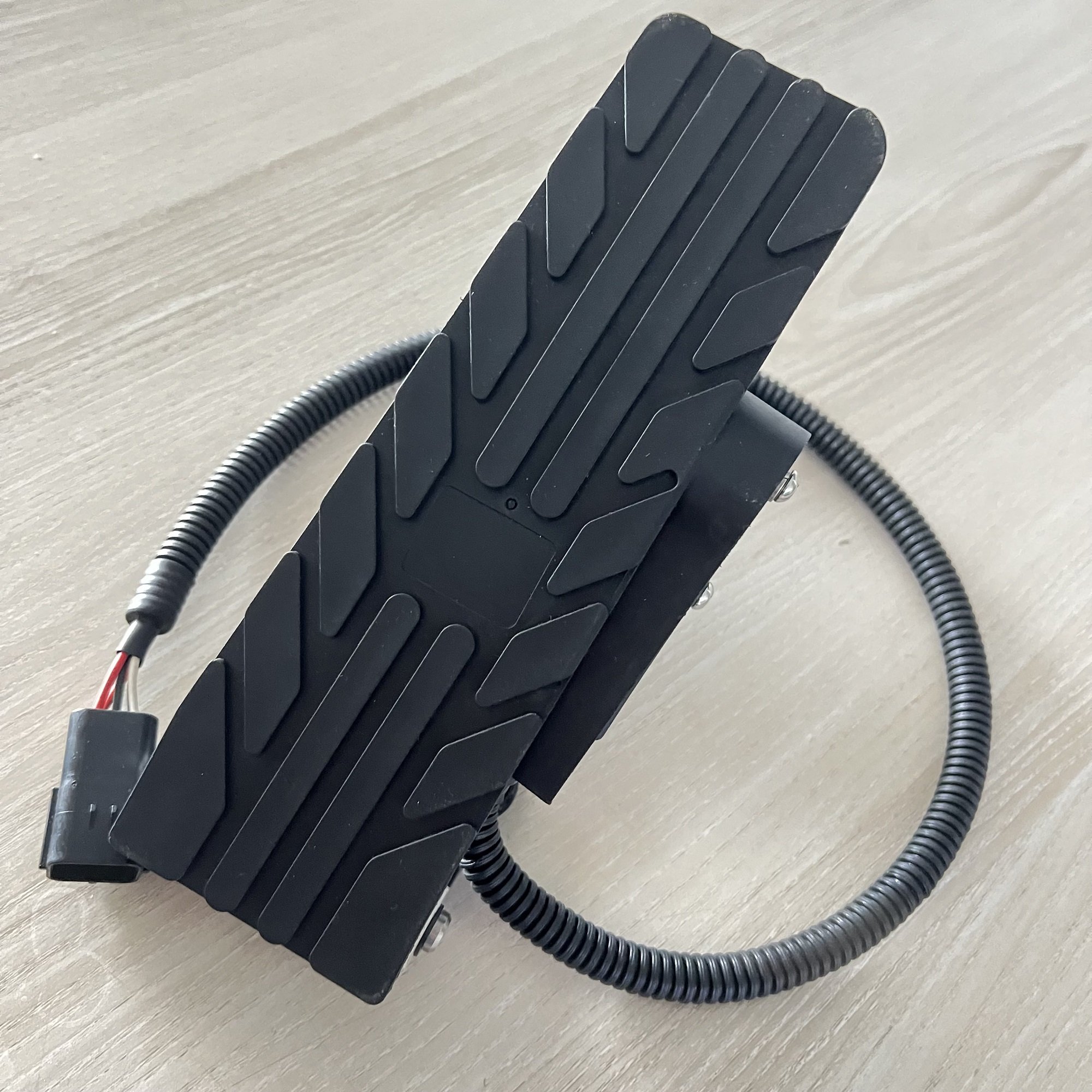China Auto Spare Parts Pedal Manufacturer Truck Sensor Electronic Accelerator Pedal Assembly