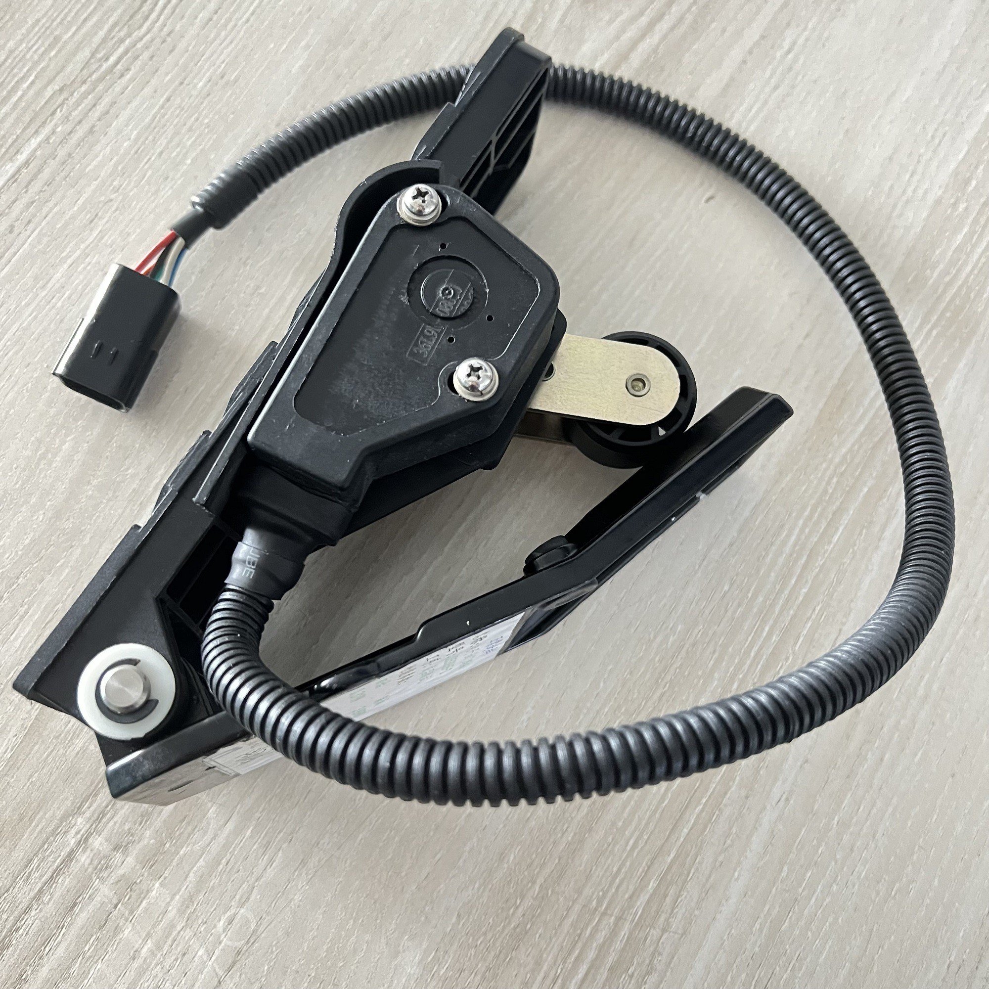China Auto Spare Parts Pedal Manufacturer Truck Sensor Electronic Accelerator Pedal Assembly