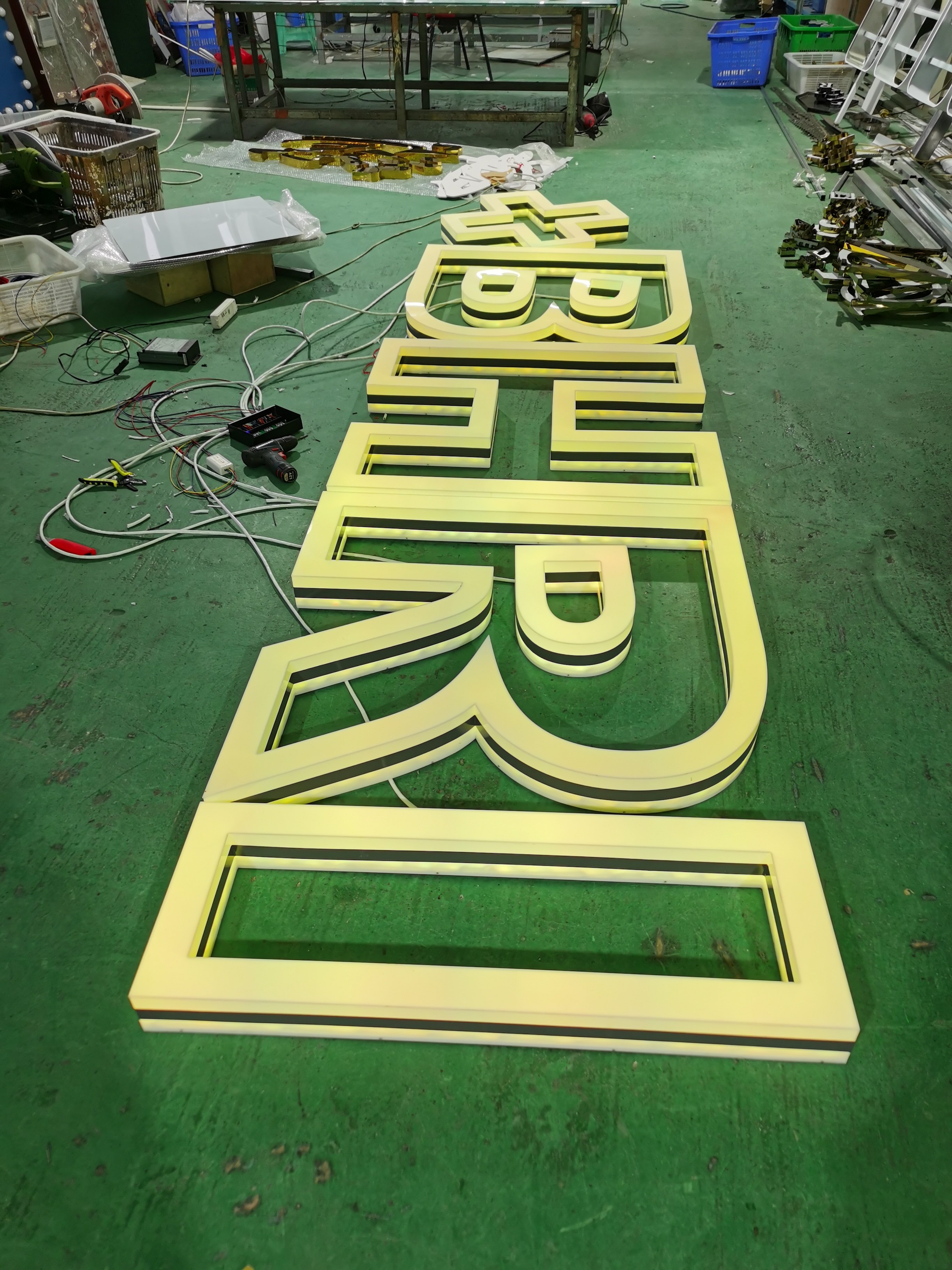Hot Selling Customized Headlamp Lighting Outdoor LED Acrylic Channel Electronic LED Luminous 3D LED Acrylic Sign