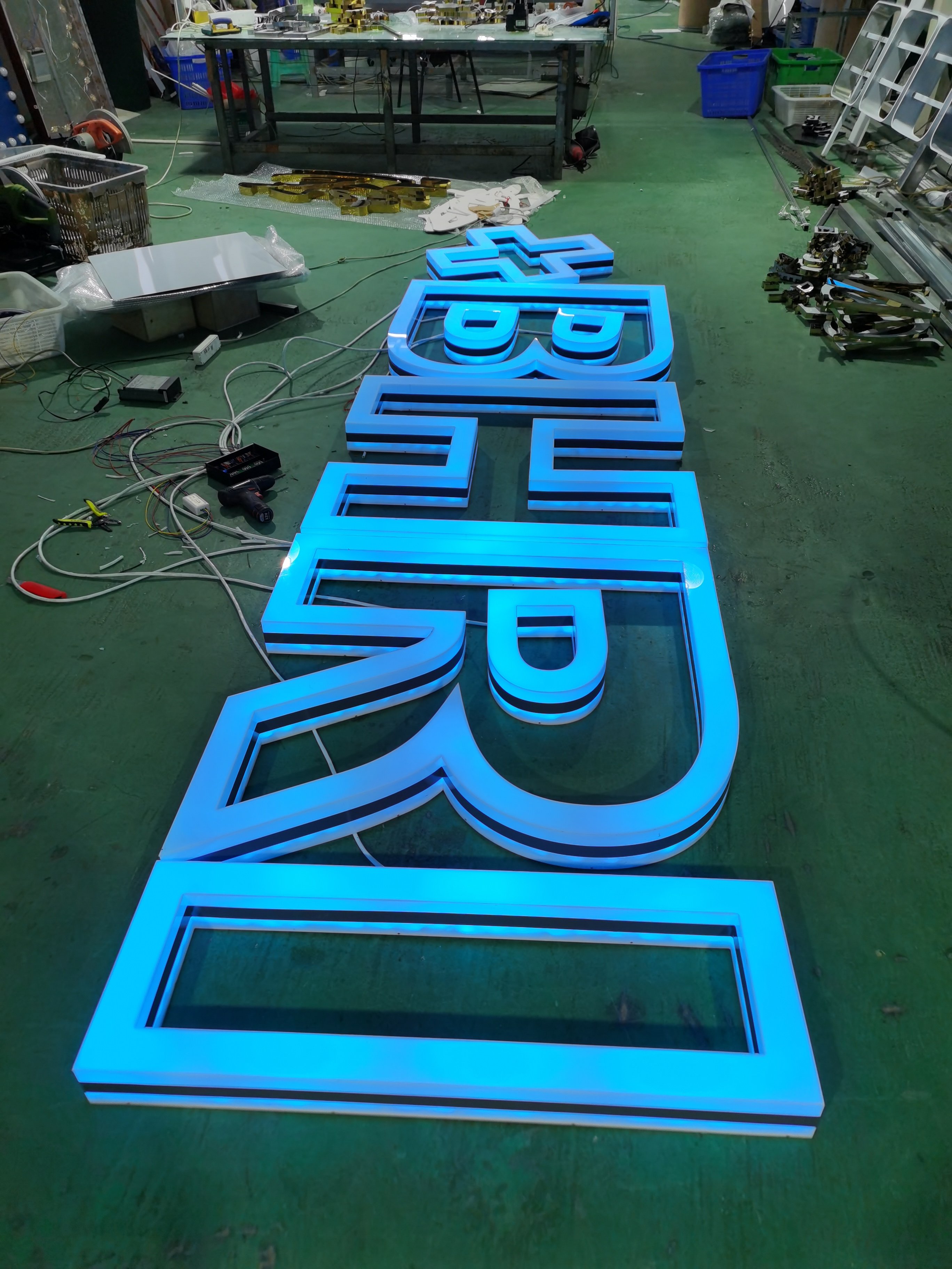 Hot Selling Customized Headlamp Lighting Outdoor LED Acrylic Channel Electronic LED Luminous 3D LED Acrylic Sign