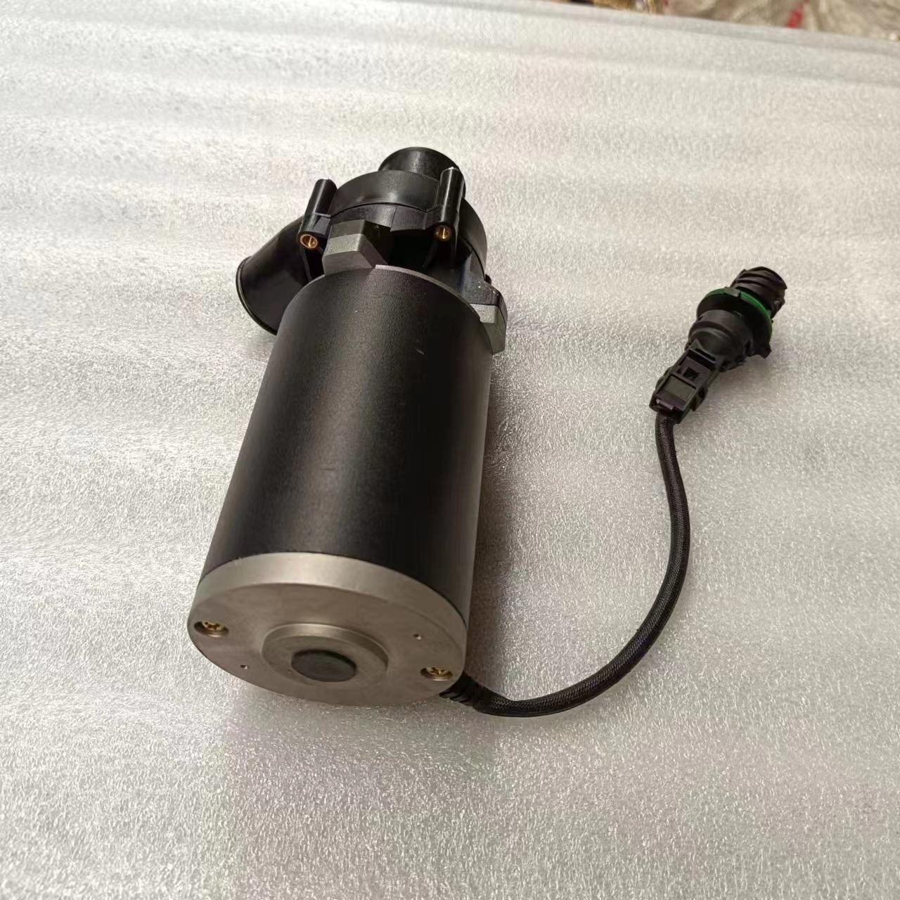 Wholesale Higer Kinglong Parts from China New Air Conditioning System Water Pump Accessories Hot Water Pump for Yutong Bus